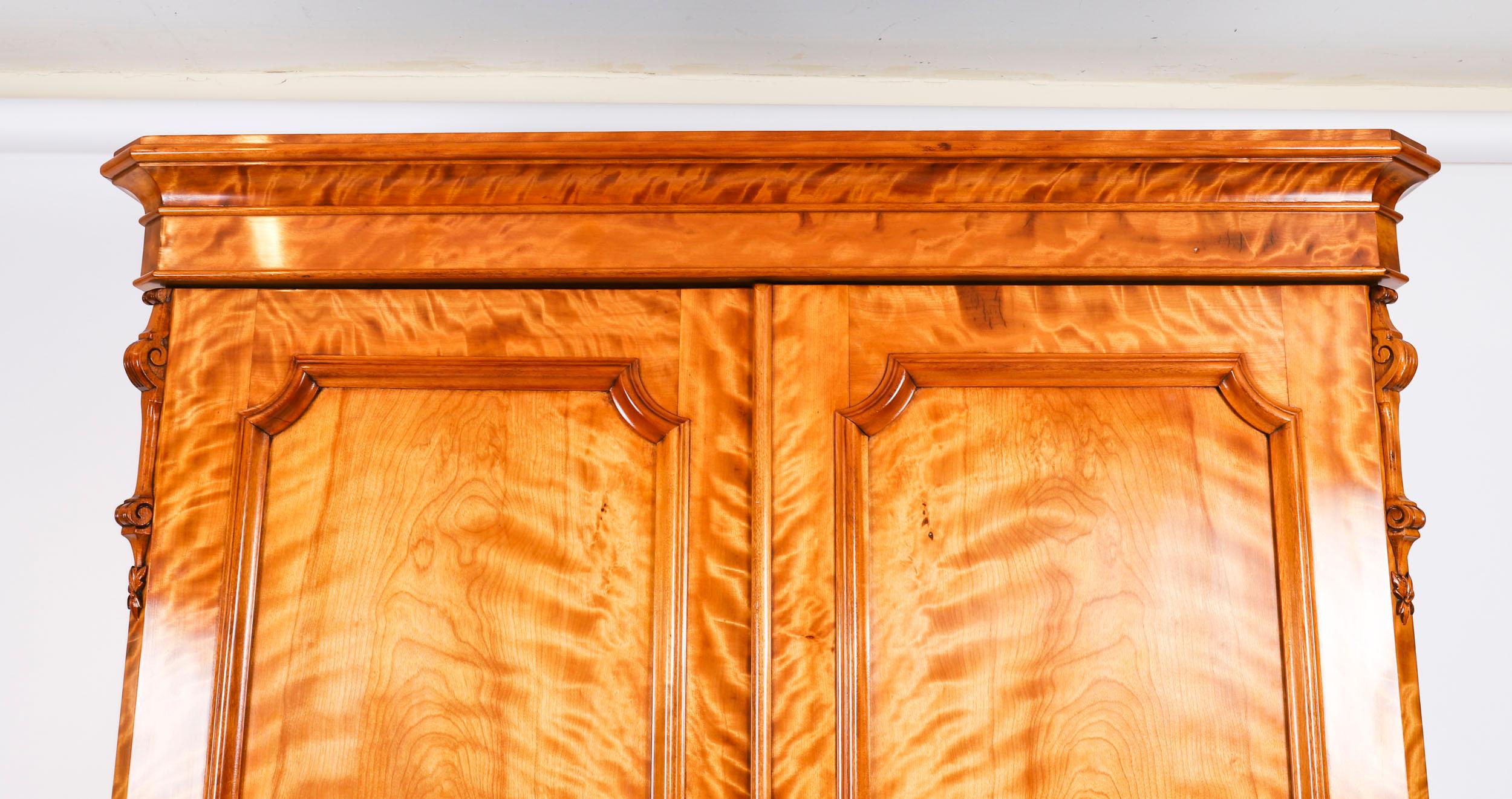 Se trata de un impresionante armario inglés antiguo victoriano de madera satinada en llama, datado hacia 1860.

La cornisa perfilada sobre un par de puertas de cuarterones, cada una con paneles de madera satinada flameada de increíble belleza.

Las