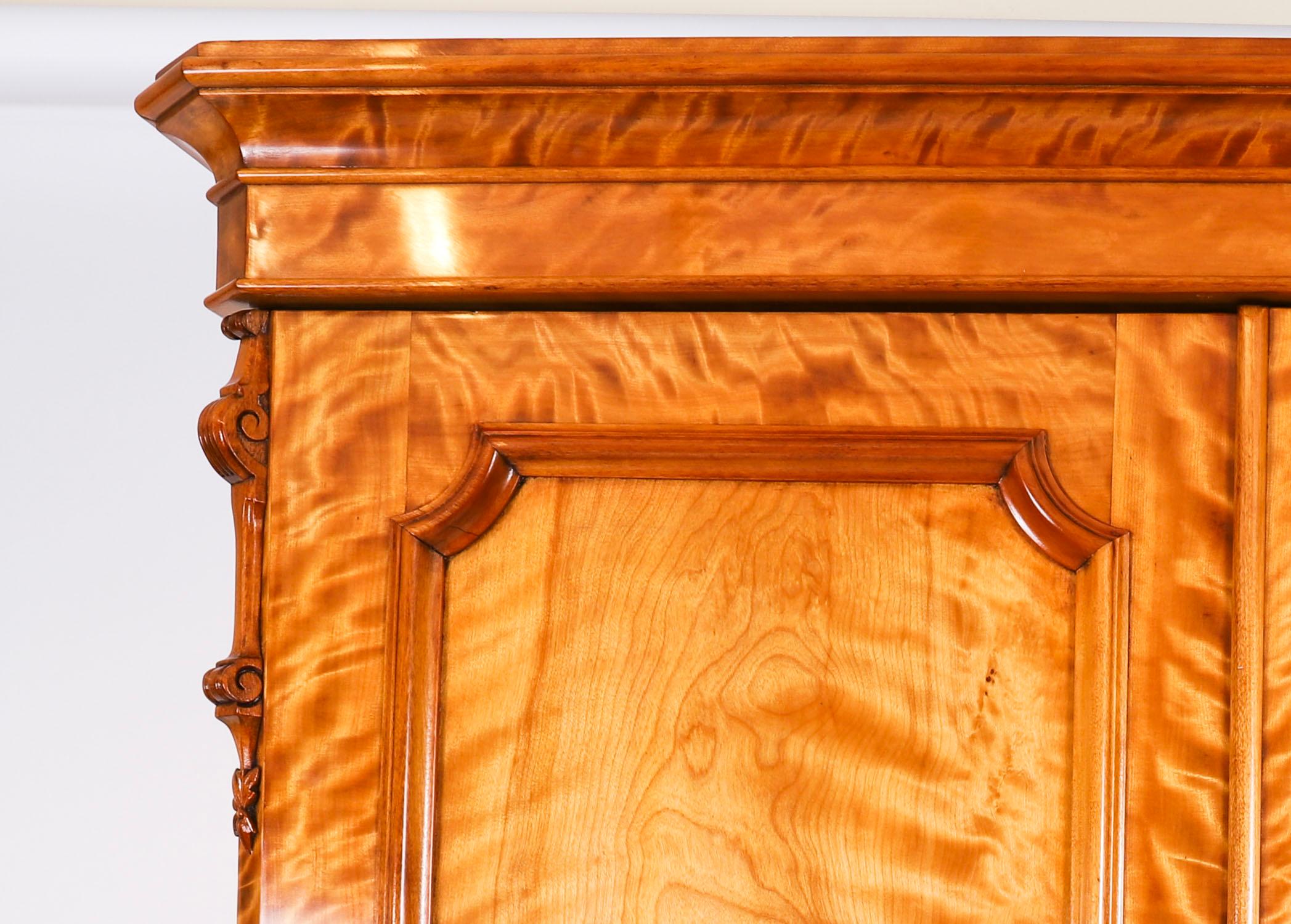 Armario antiguo inglés de dos puertas de madera satinada Siglo XIX Inglés en venta