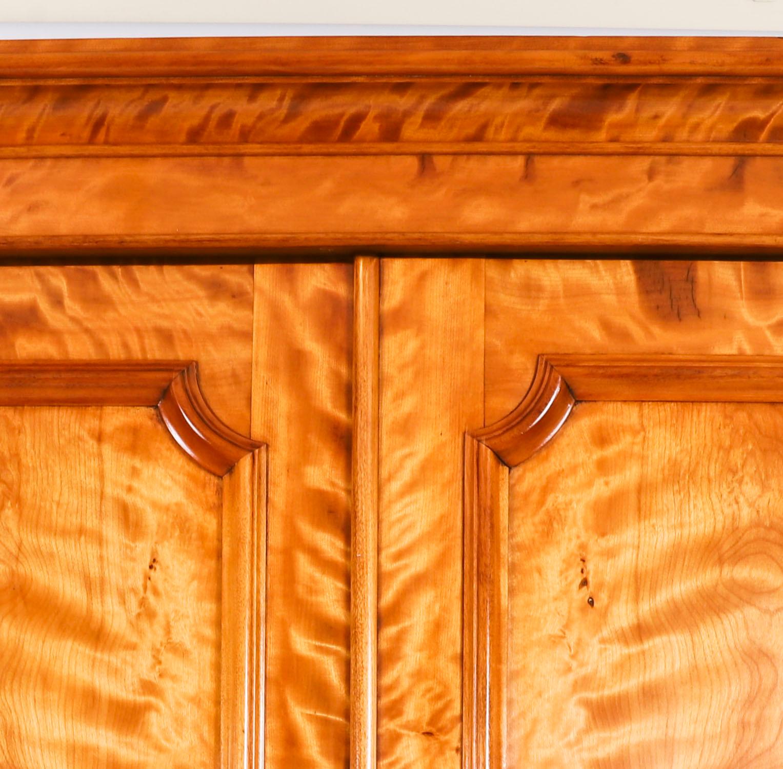 Armario antiguo inglés de dos puertas de madera satinada Siglo XIX en Bueno estado para la venta en London, GB