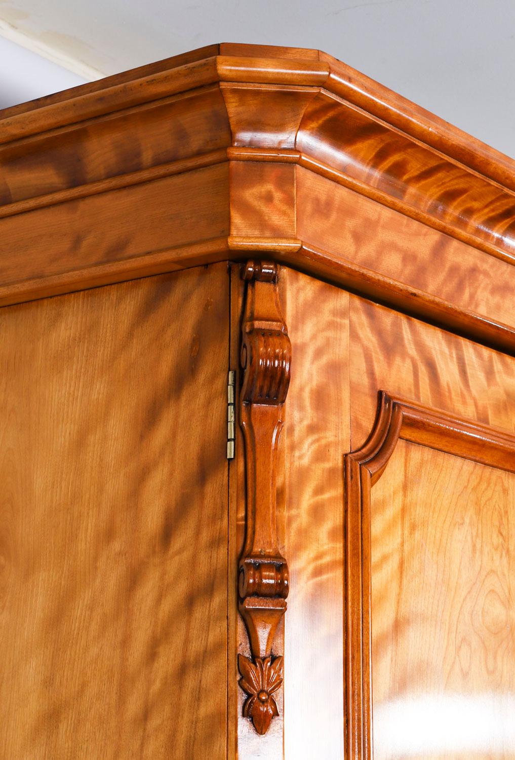 Armario antiguo inglés de dos puertas de madera satinada Siglo XIX siglo XIX en venta
