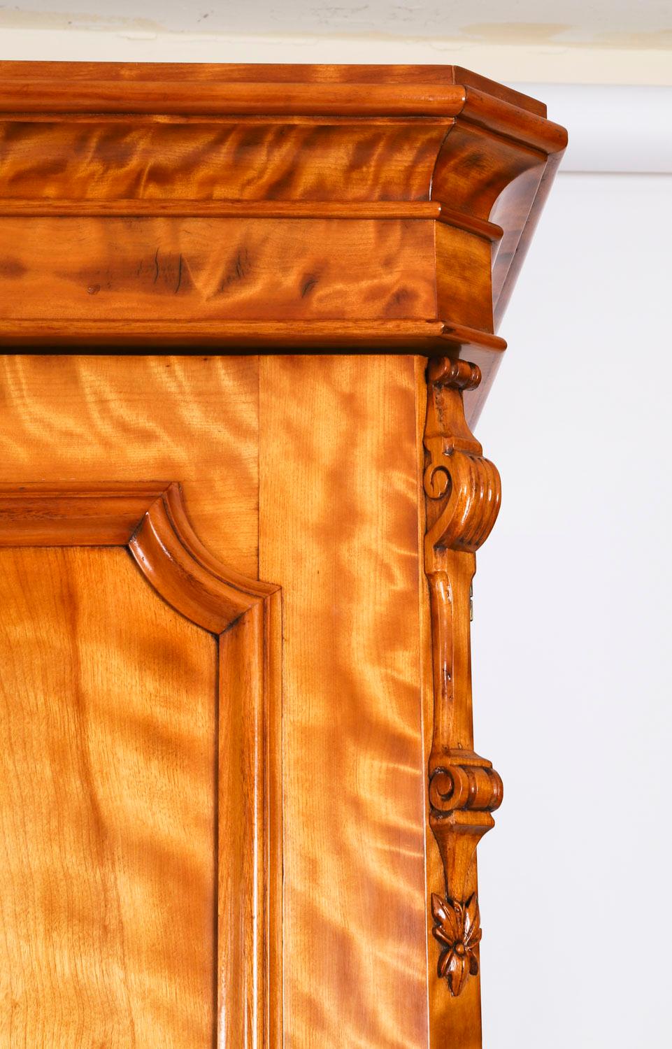 Armario antiguo inglés de dos puertas de madera satinada Siglo XIX Latón en venta