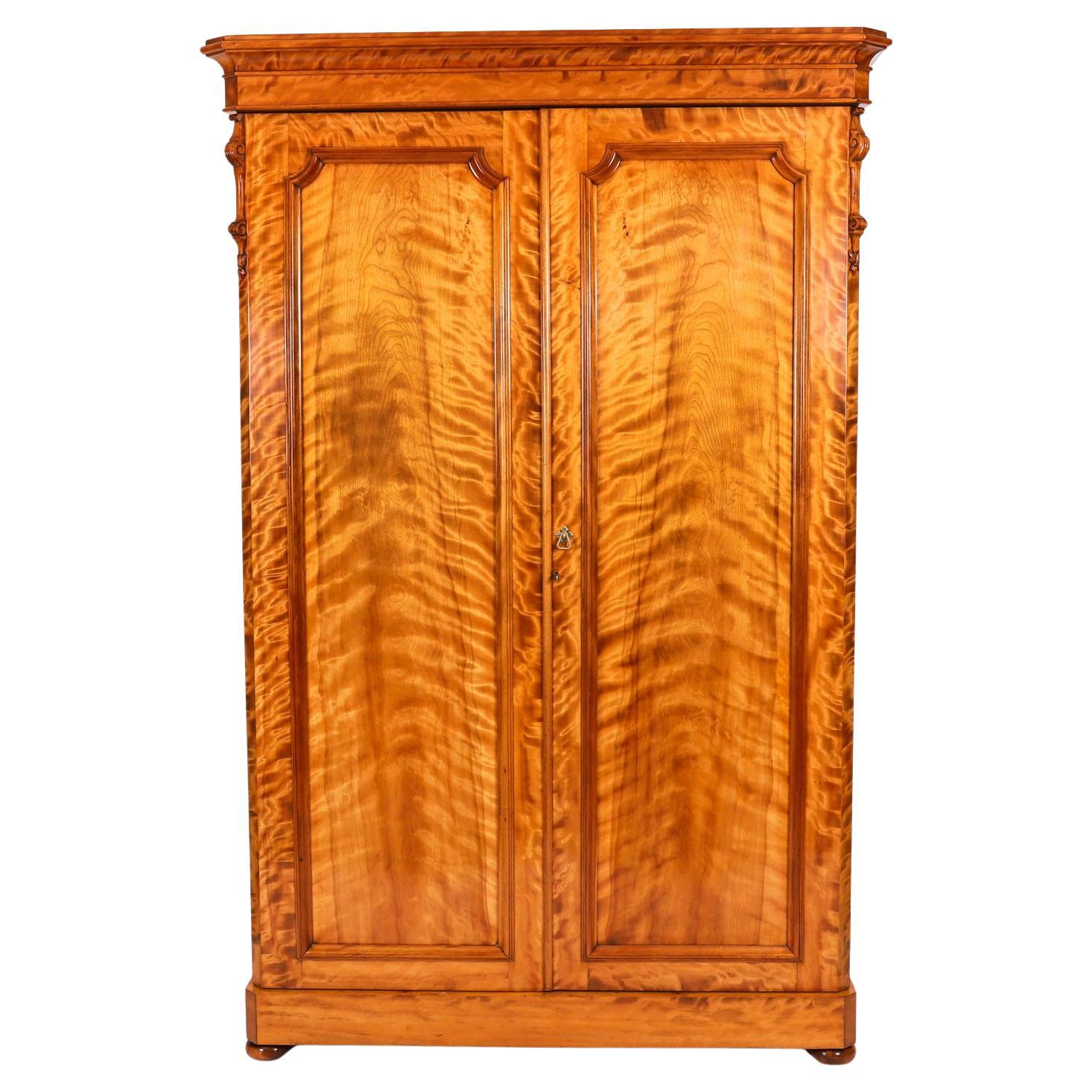 Armario antiguo inglés de dos puertas de madera satinada Siglo XIX en venta