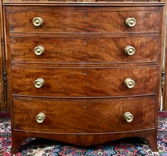 Ancienne commode anglaise en acajou flammé à façade convexe, vers 1860.