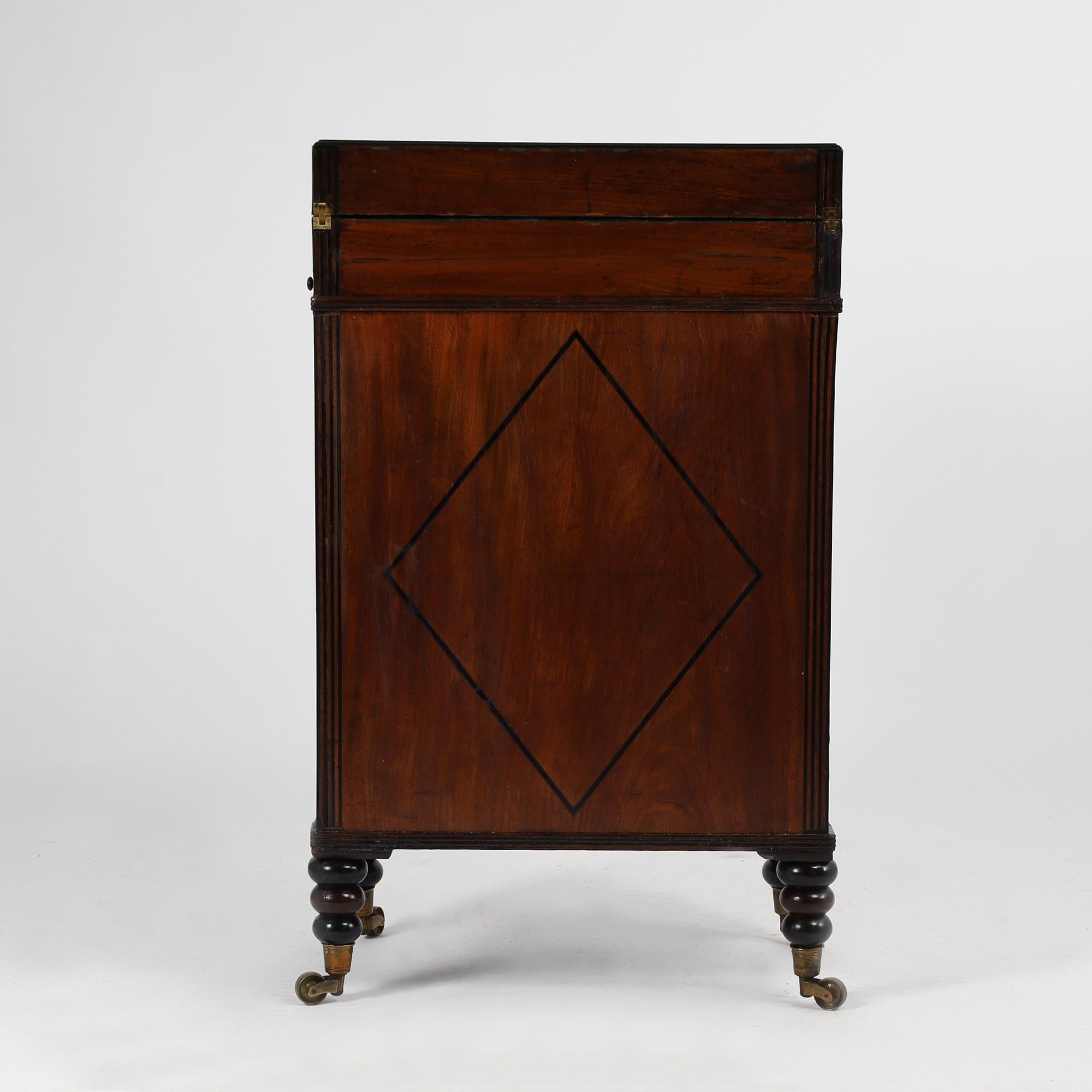 Bureau de campagne anglais antique à plateau rabattable sur Stand en vente 2