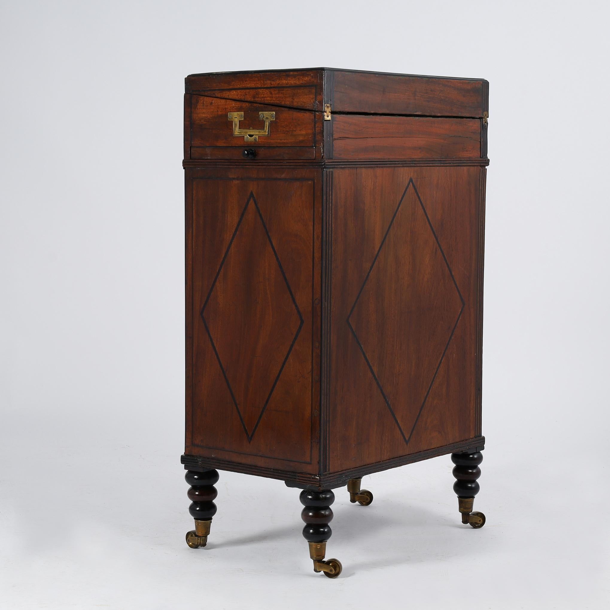 Bureau de campagne anglais antique à plateau rabattable sur Stand en vente 3
