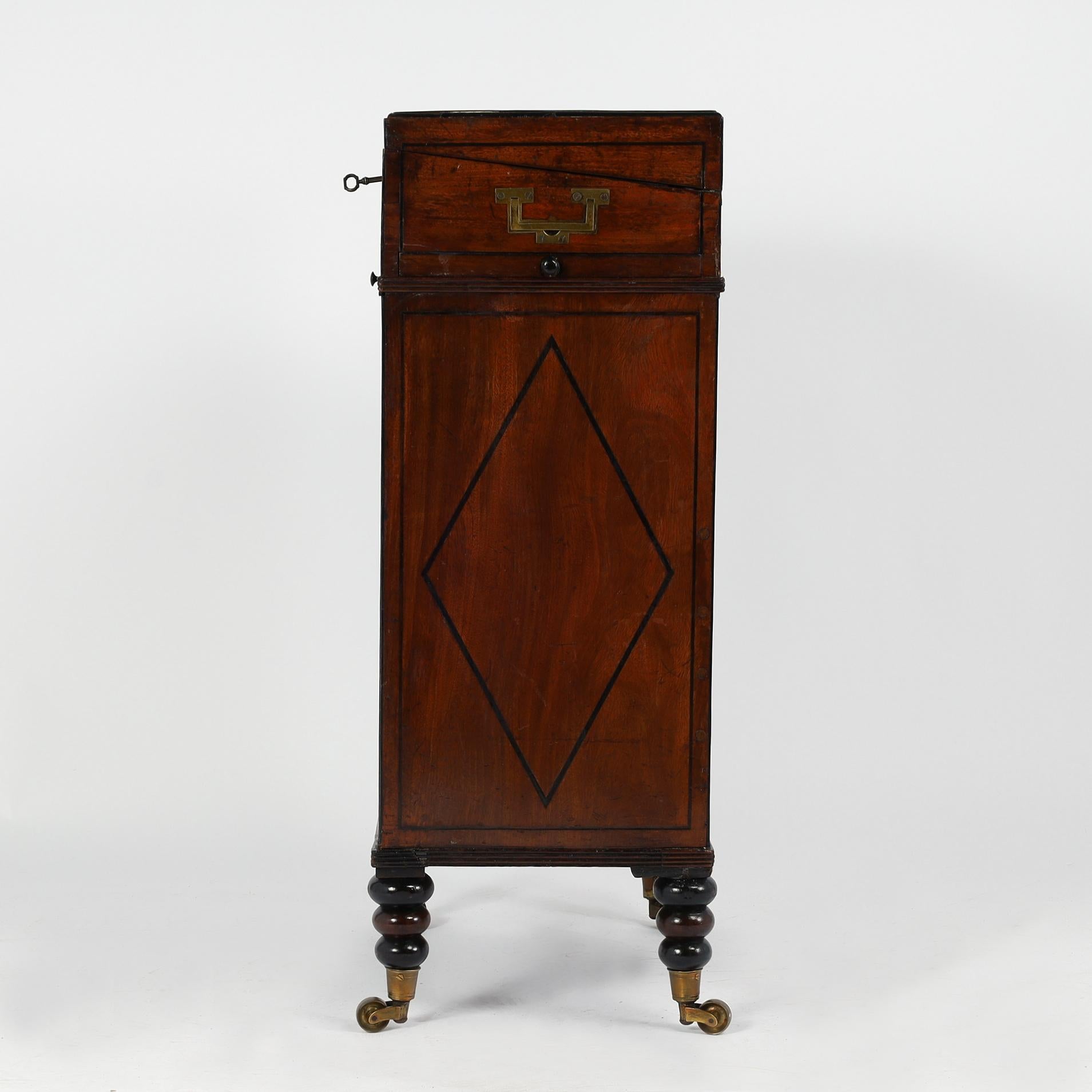 Bureau de campagne anglais antique à plateau rabattable sur Stand en vente 4
