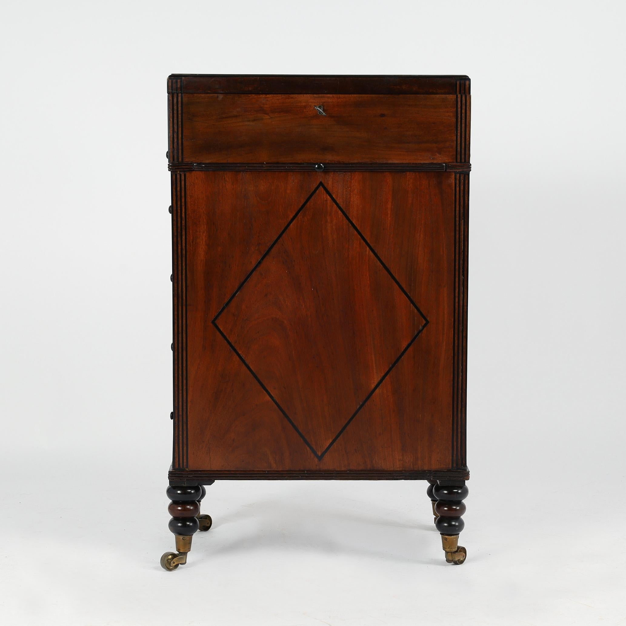 Bureau de campagne anglais antique à plateau rabattable sur Stand en vente 5