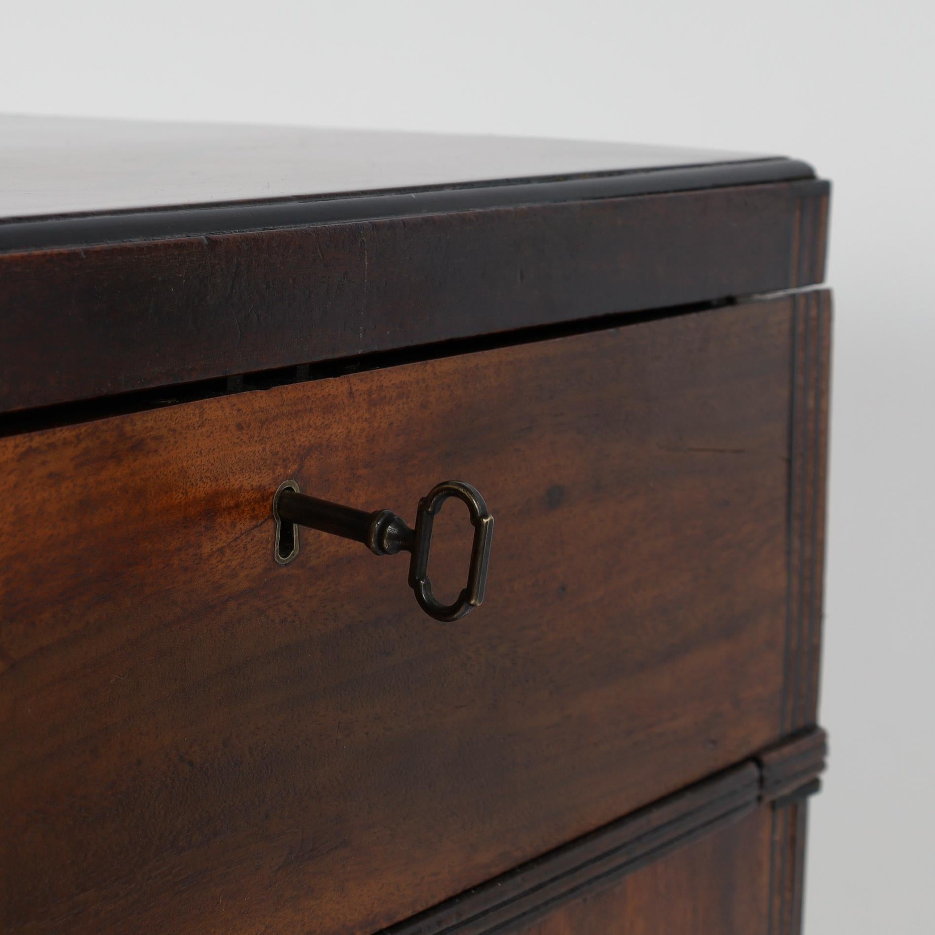 Bureau de campagne anglais antique à plateau rabattable sur Stand en vente 6