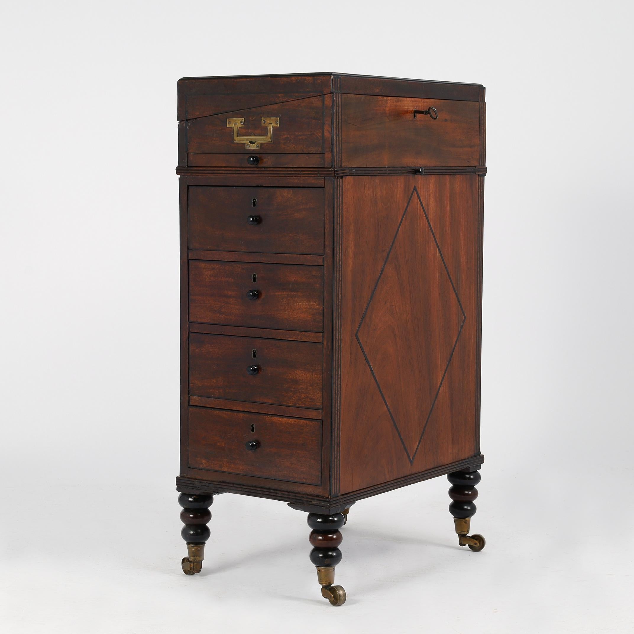 Remarquable bureau de voyage pour homme du 19e siècle, fabriqué à la main en acajou avec des incrustations géométriques, comprenant un compartiment à couvercle rabattable avec des surfaces d'écriture en cuir estampé sur des niches de rangement, des