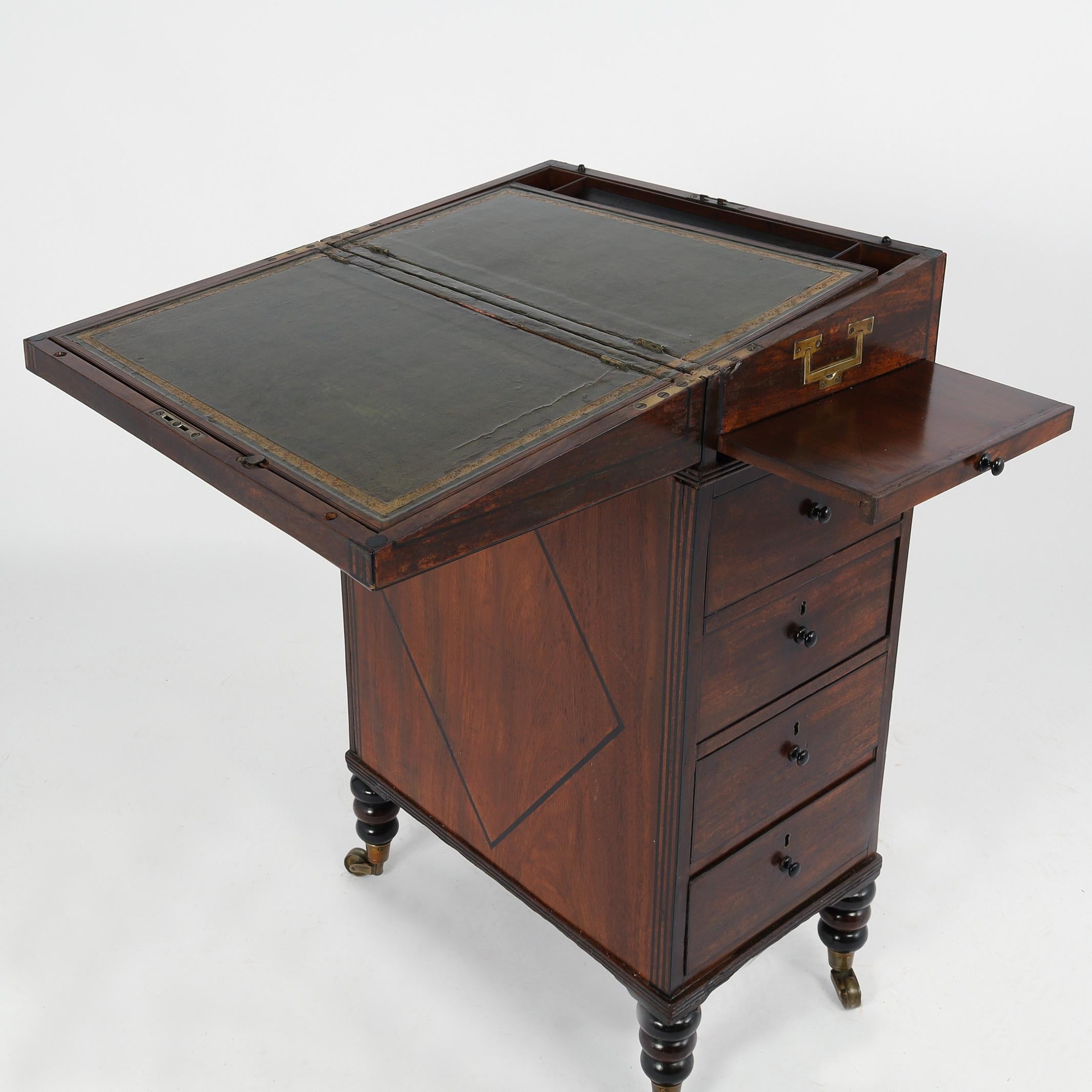 XIXe siècle Bureau de campagne anglais antique à plateau rabattable sur Stand en vente