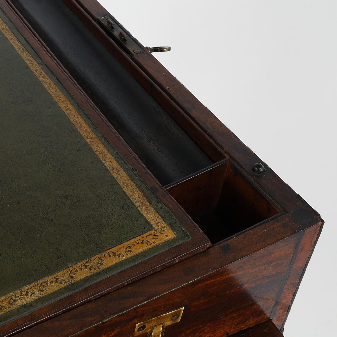 Laiton Bureau de campagne anglais antique à plateau rabattable sur Stand en vente