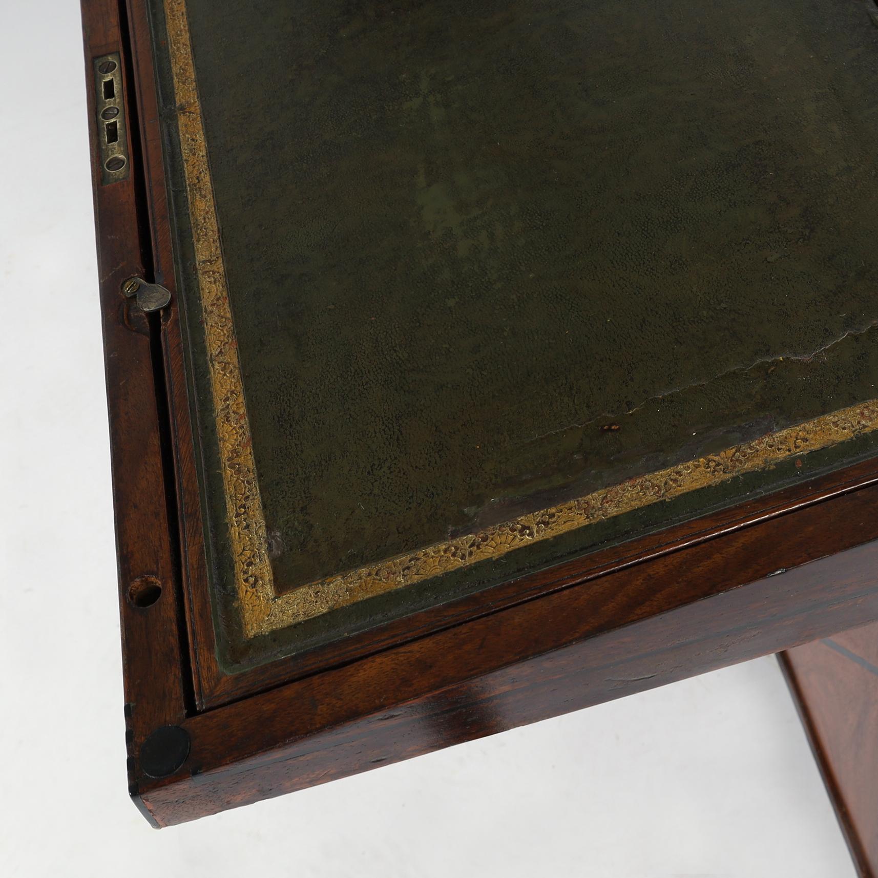 Bureau de campagne anglais antique à plateau rabattable sur Stand en vente 1