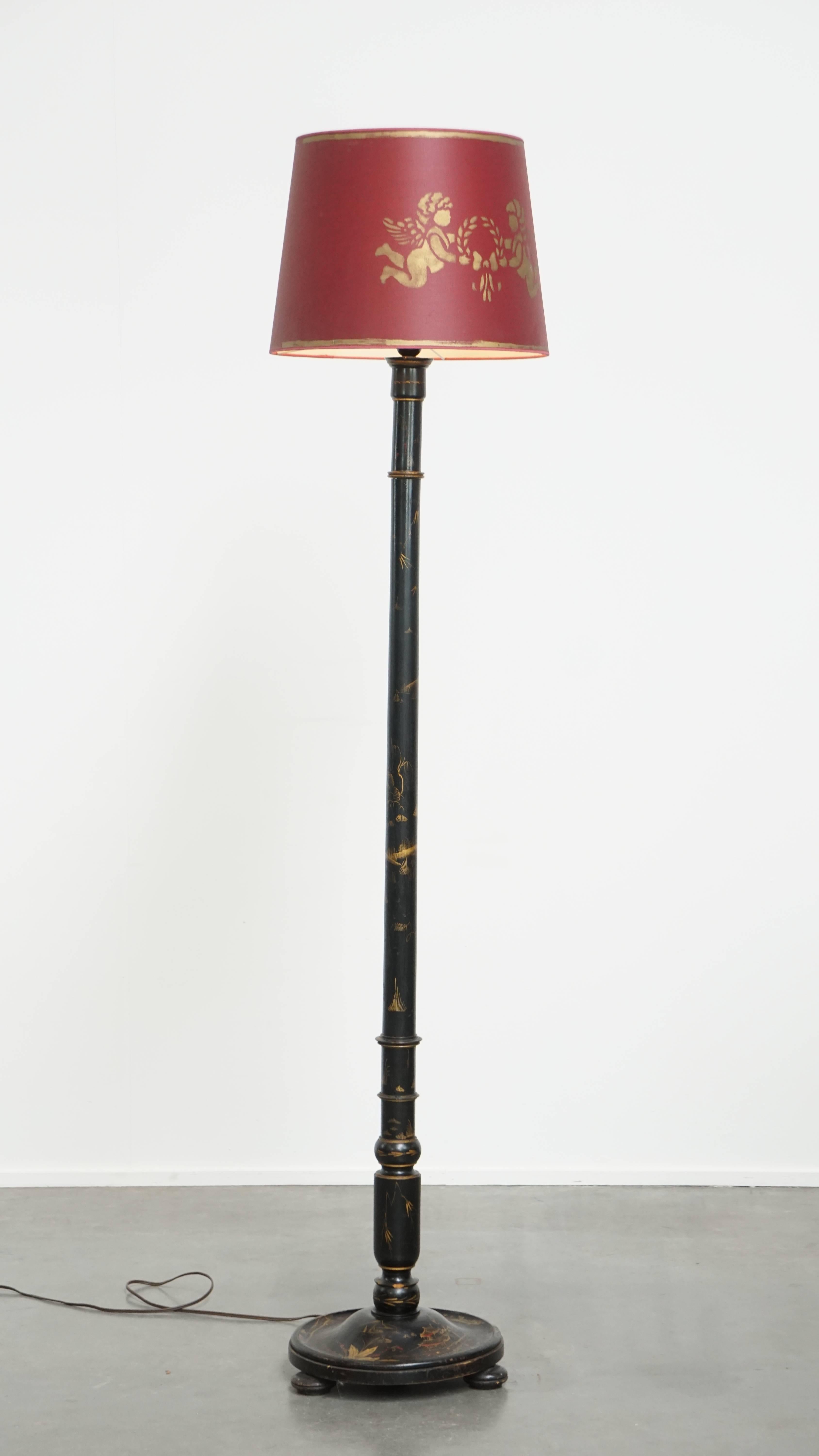 Offered here this beautiful antique English floor lamp from the early 1900s in Japanese style with unique painted details.

This stunning antique English floor lamp from the early 1900s, crafted in Japanese style, is a wonderful addition to nearly