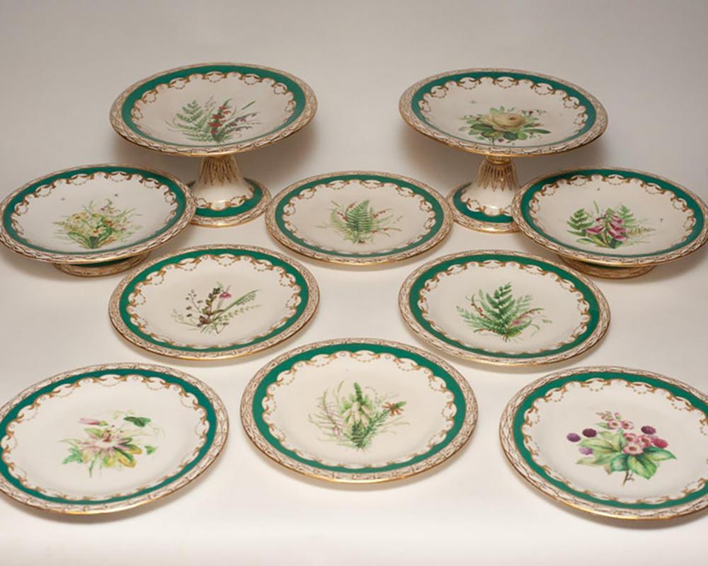 Este magnífico juego de postre antiguo inglés, de hacia 1850, es una verdadera celebración de la artesanía fina y la elegancia intemporal. Bellamente impreso a mano y dorado con un intrincado diseño floral, este juego encarna el refinamiento de la
