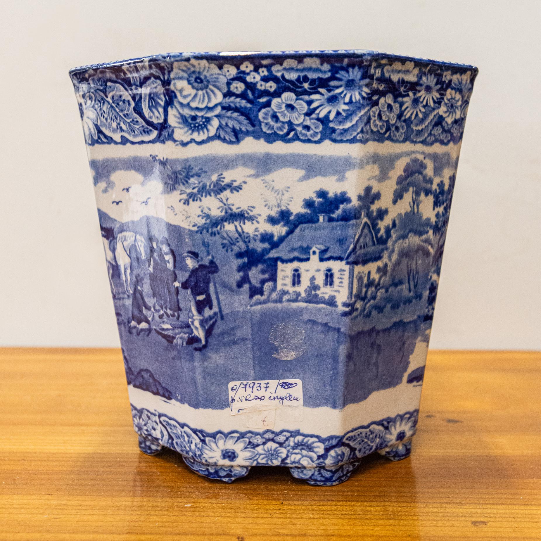 Cache pot anglais ancien en céramique avec fleurs en vente 5
