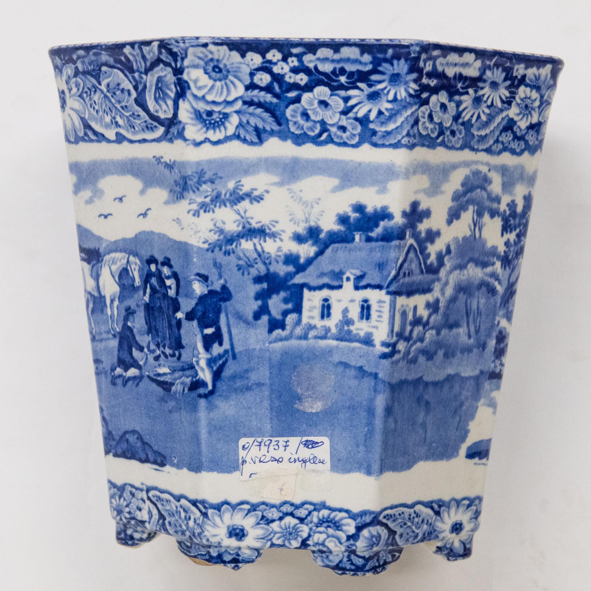 Antique English Flower Ceramic Cachepot In Good Condition For Sale In Alessandria, Piemonte