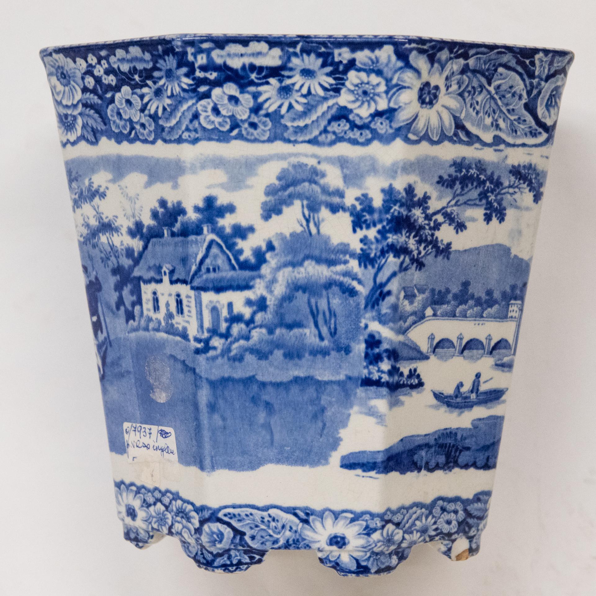 19th Century Cache pot anglais ancien en céramique avec fleurs en vente