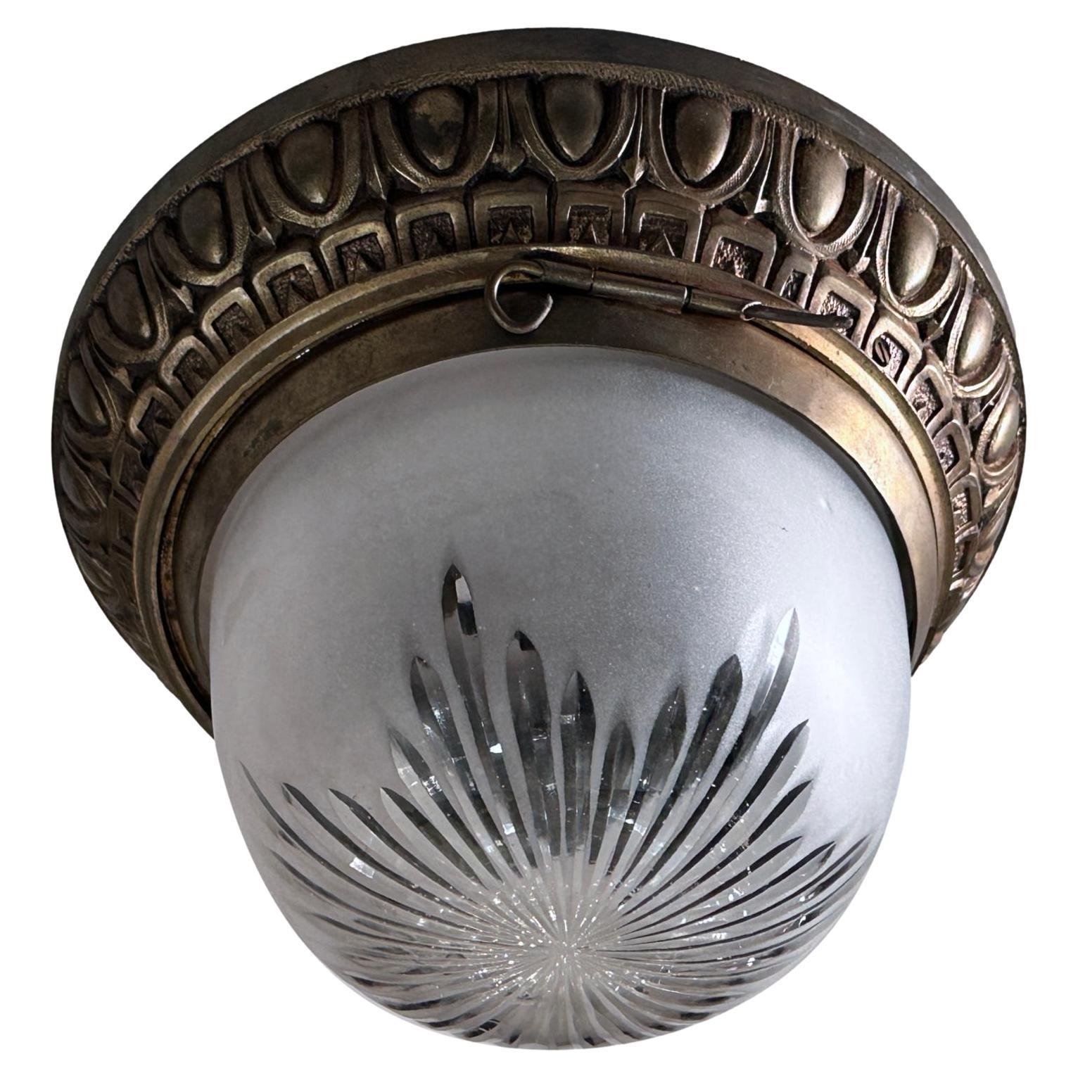 Luminaire encastré en bronze de style néoclassique anglais des années 1920, avec globe en verre gravé et deux lumières intérieures.

Mesures :
Diamètre : 10