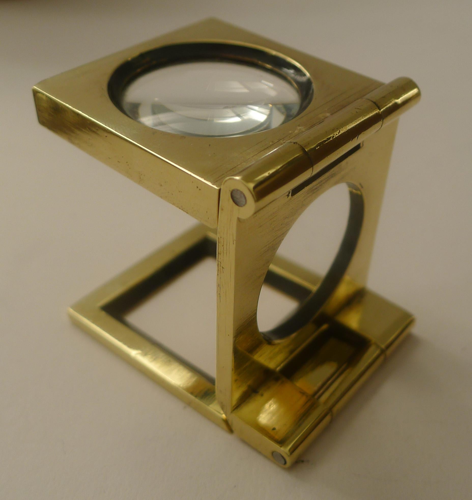 Antique English Folding Brass Linen Thread Counter - Magnifying Glass In Good Condition In Bath, GB
