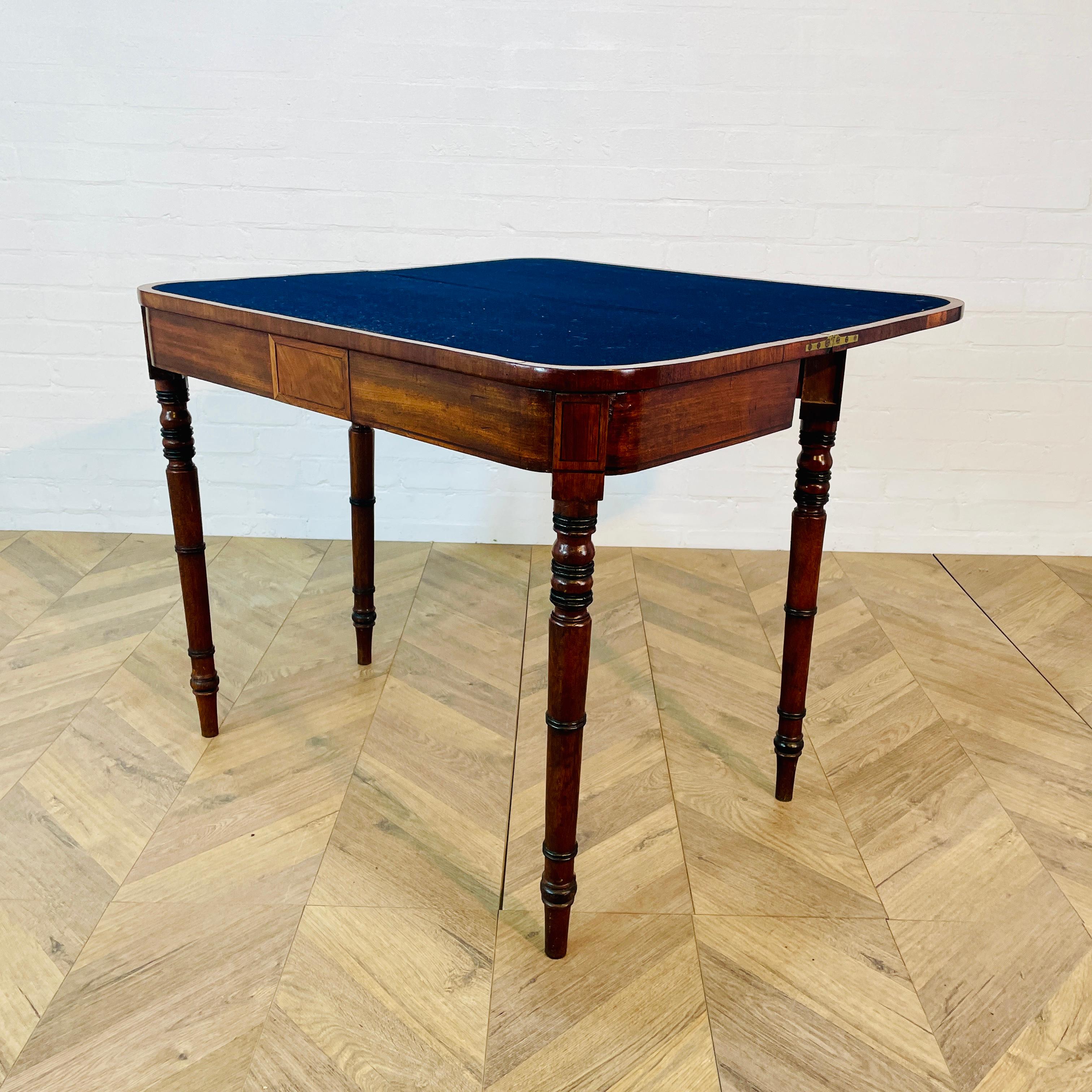 Magnifique table à cartes pliante anglaise ancienne, époque victorienne, vers 1880.

La table, fabriquée en acajou et d'une structure très solide, présente de jolis retards incrustés.

La table a une patine chaleureuse, mais elle présente une petite
