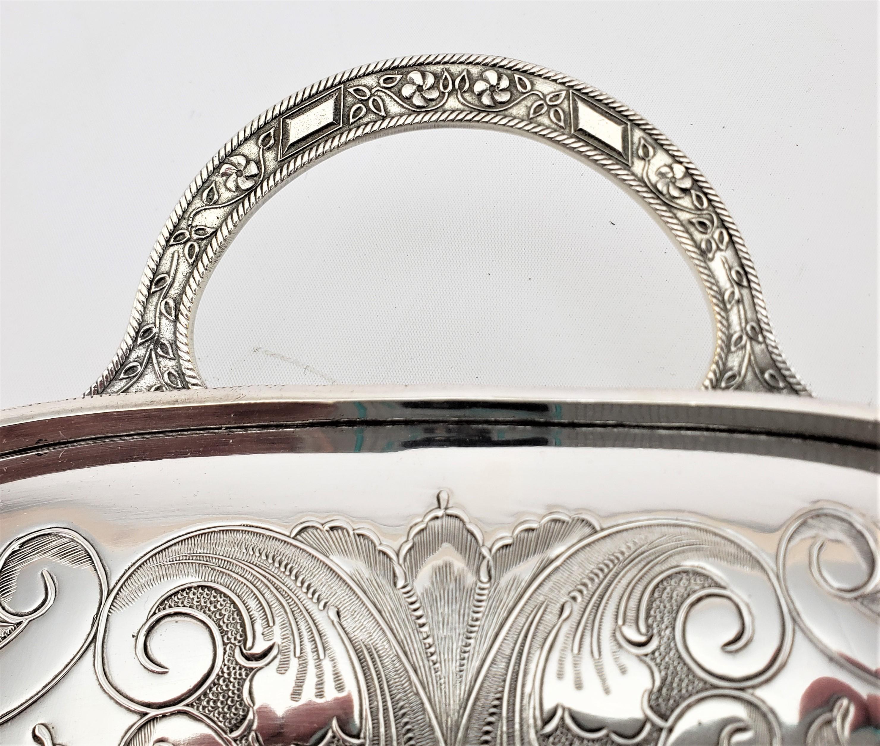 20ième siècle Antique plateau de service anglais sur pied en métal argenté avec décoration florale en vente