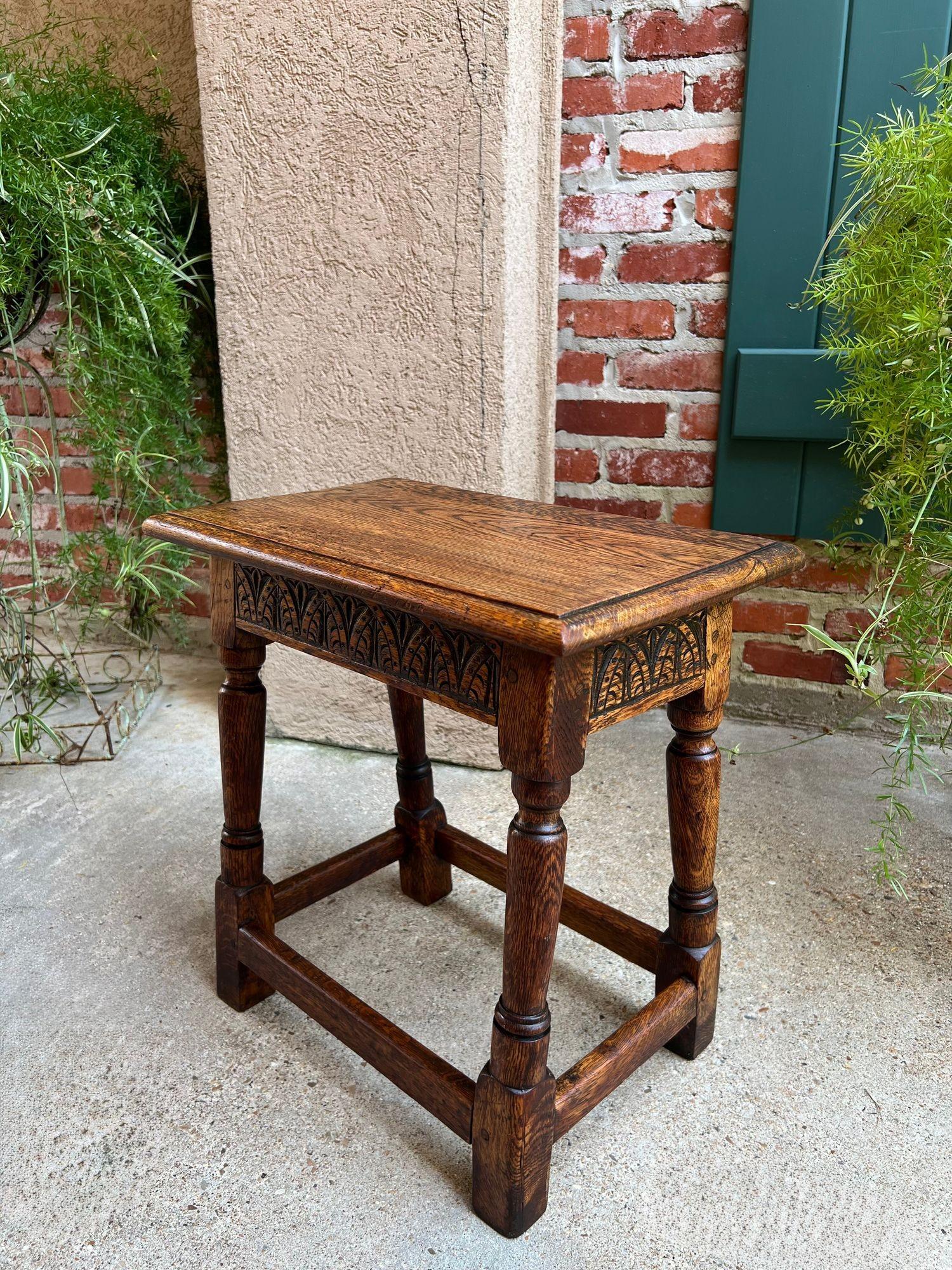 Antiguo escabel inglés Banco Taburete articulado Roble tallado Soporte jacobeo c1900.

Directo de Inglaterra, ¡un clásico taburete inglés! Estos taburetes/bancos son pequeñas piezas ocasionales perfectas, ya sea al final de un sofá, al lado de una