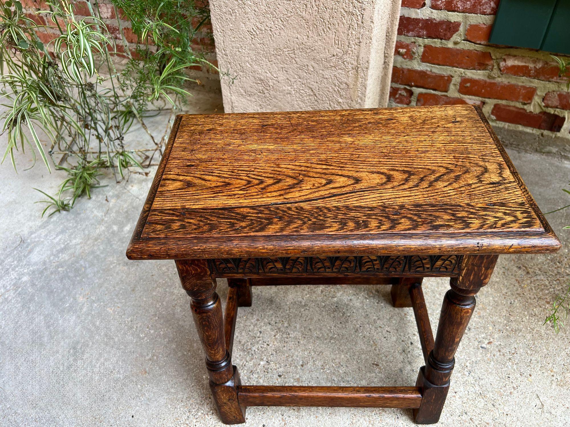 Antiguo escabel inglés Banco Taburete articulado Roble tallado Soporte jacobeo c1900 Británico en venta