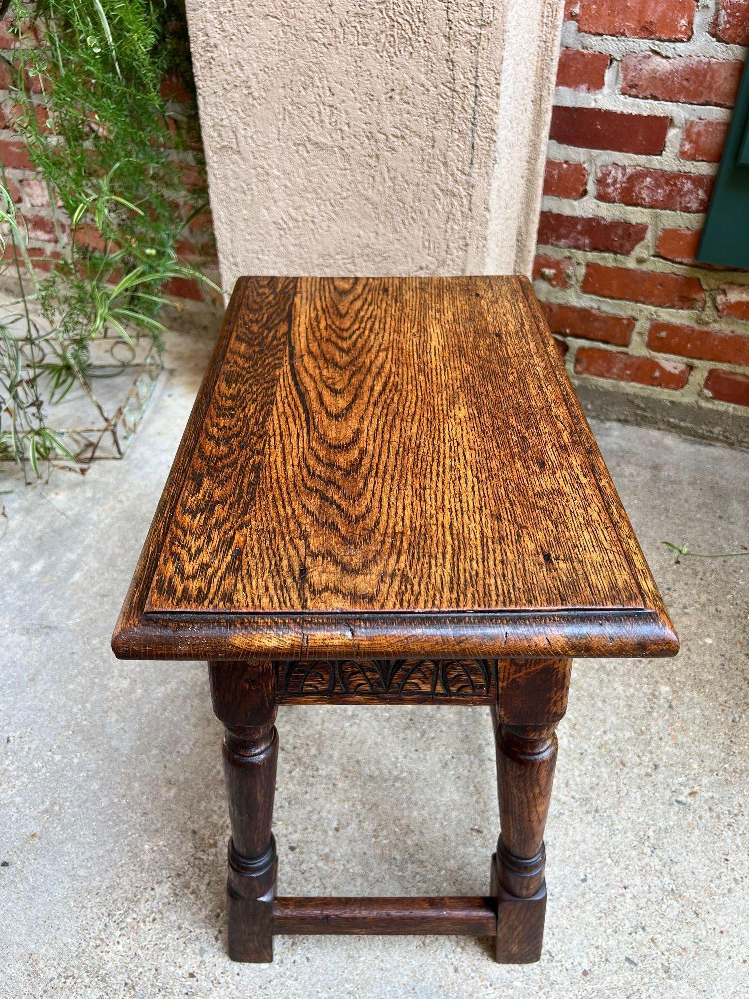 Antiguo escabel inglés Banco Taburete articulado Roble tallado Soporte jacobeo c1900 en Bueno estado para la venta en Shreveport, LA