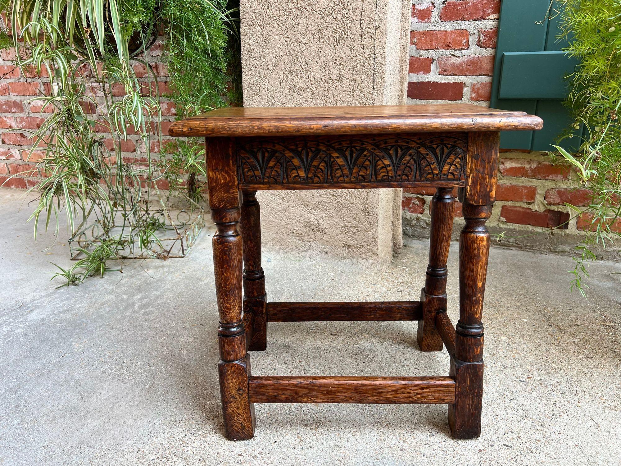 Antiguo escabel inglés Banco Taburete articulado Roble tallado Soporte jacobeo c1900 principios del siglo XX en venta
