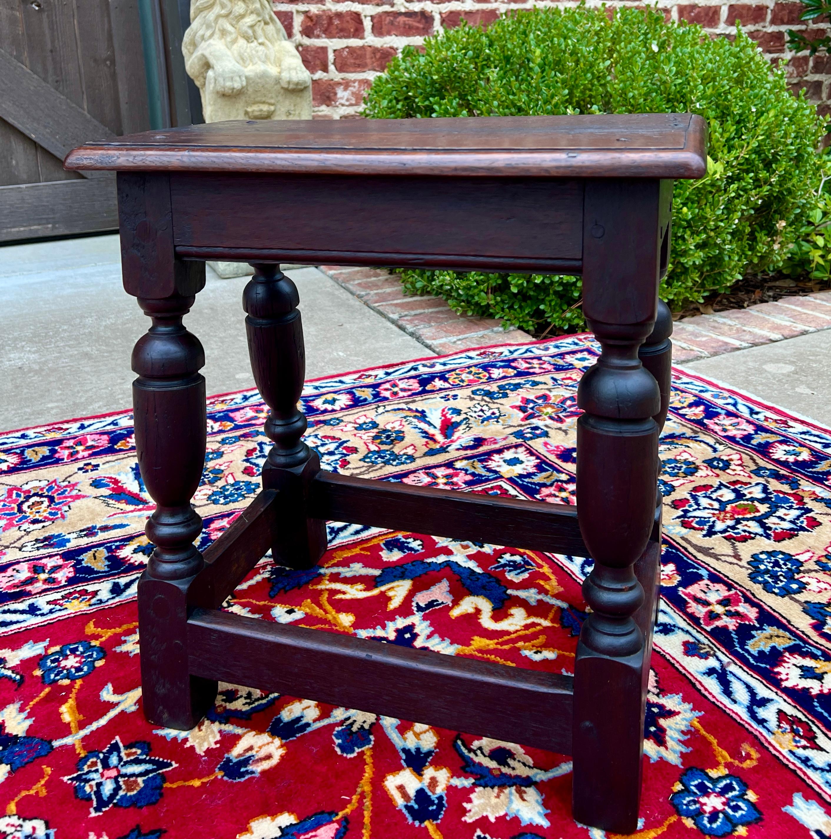 Ancien repose-pieds anglais ancien tabouret joint à pieds tournés en chêne piqué vers 1900 en vente 3