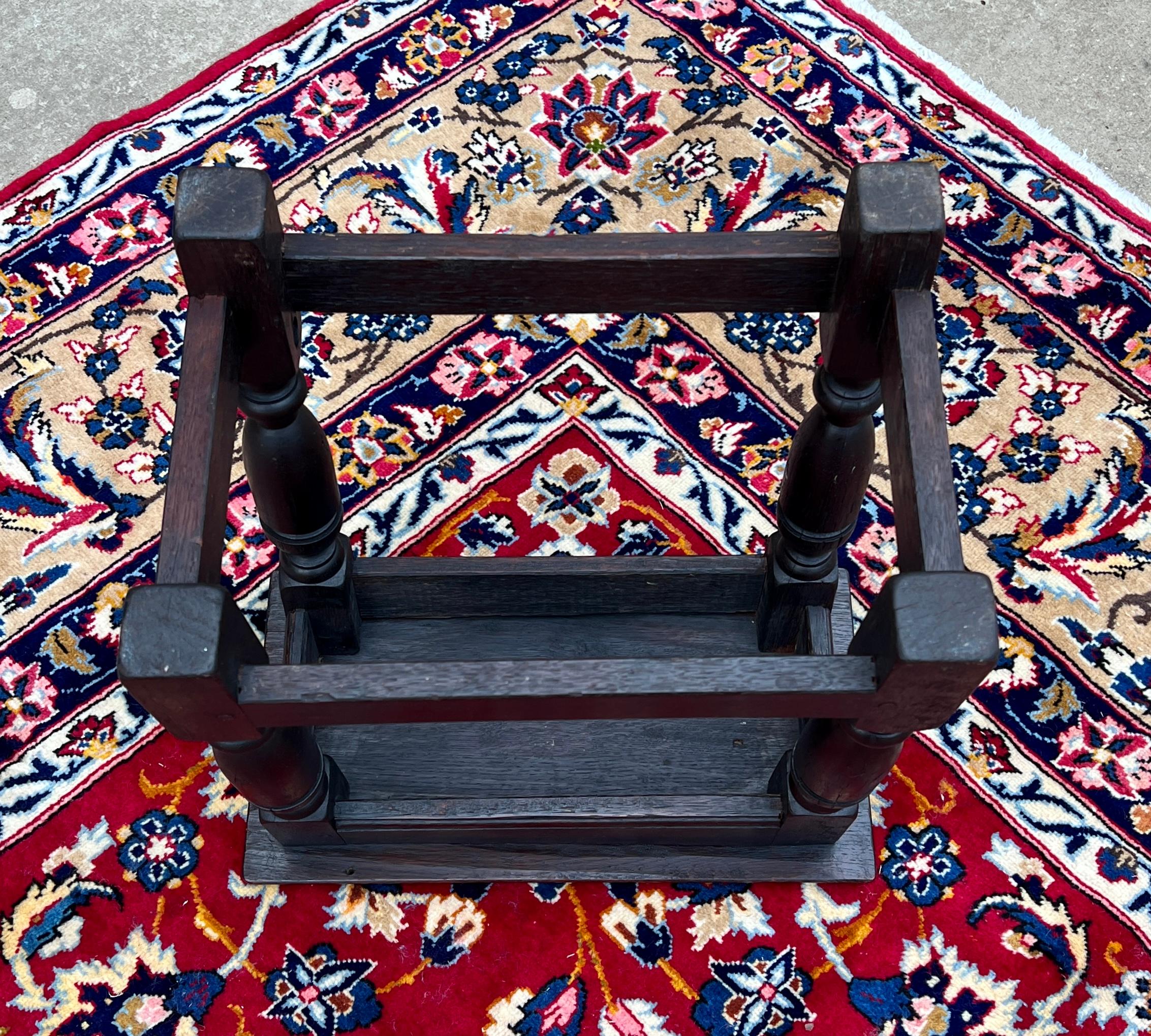 Ancien repose-pieds anglais ancien tabouret joint à pieds tournés en chêne piqué vers 1900 en vente 7
