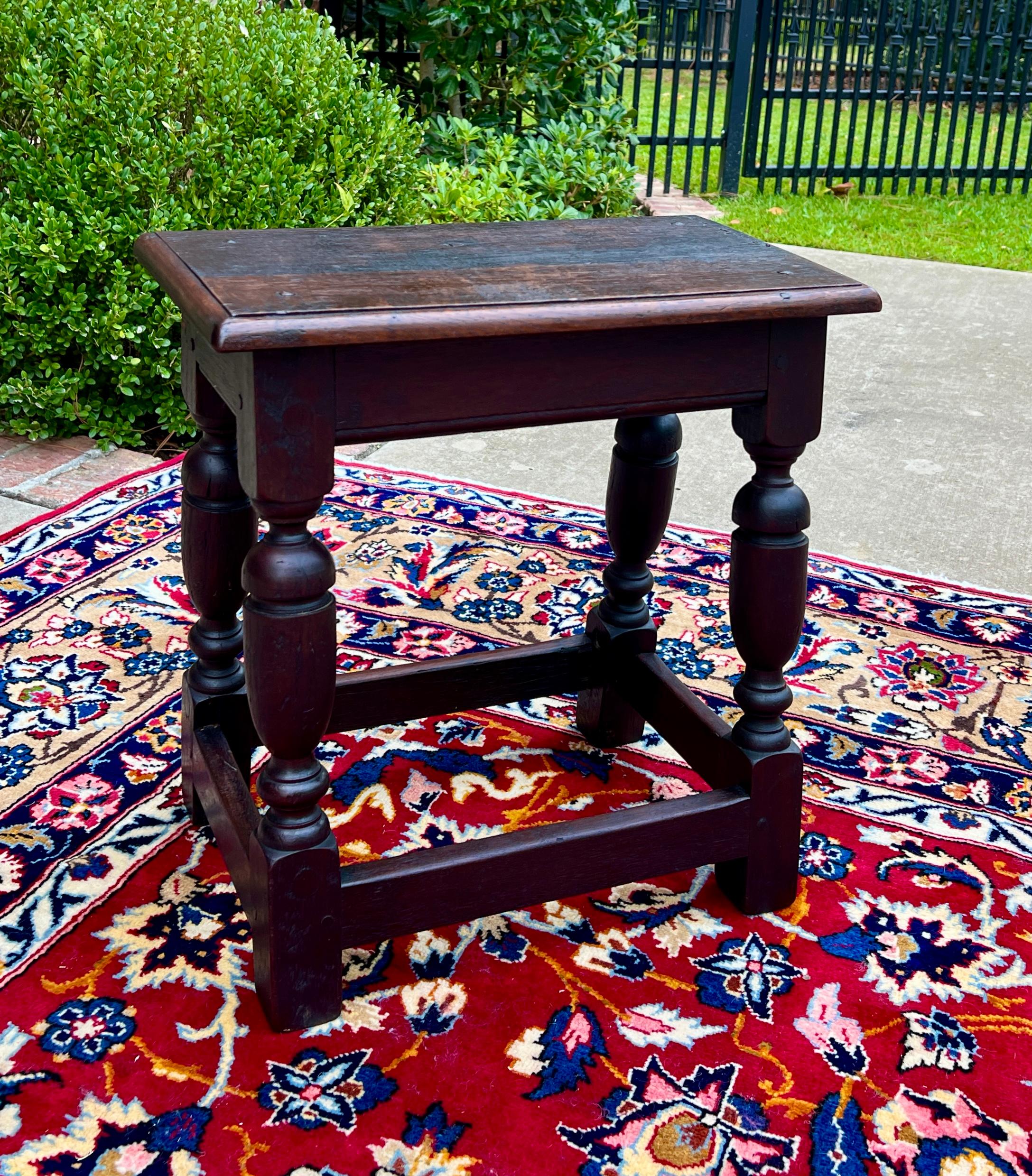 CHARME Antique Chêne Anglais Sculpté Petit Tabouret Tabouret de Pied Banc~~Petit c. C. 1900

Style britannique classique avec pieds tournés~~ pièce de décoration

19