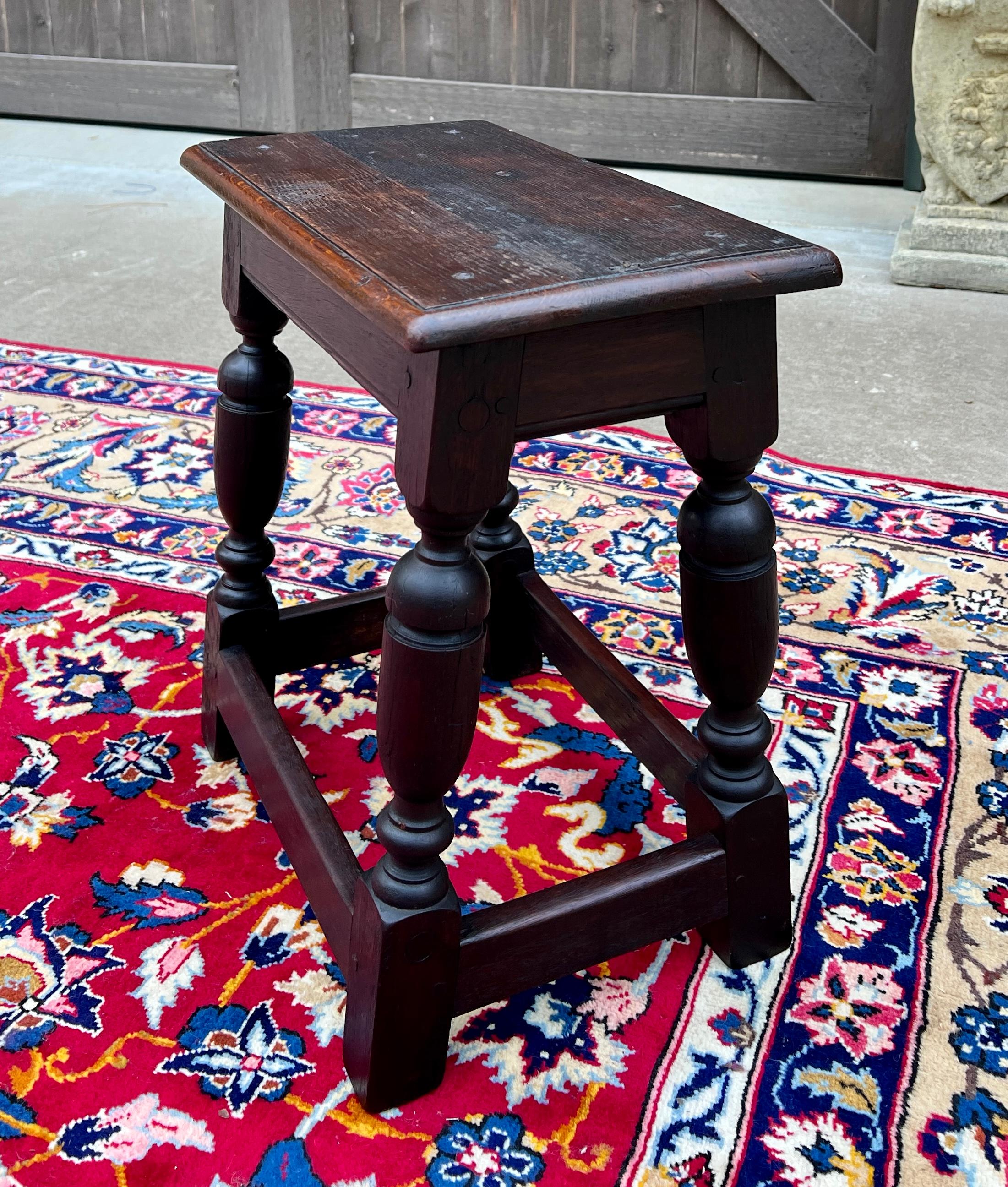 Sculpté Ancien repose-pieds anglais ancien tabouret joint à pieds tournés en chêne piqué vers 1900 en vente