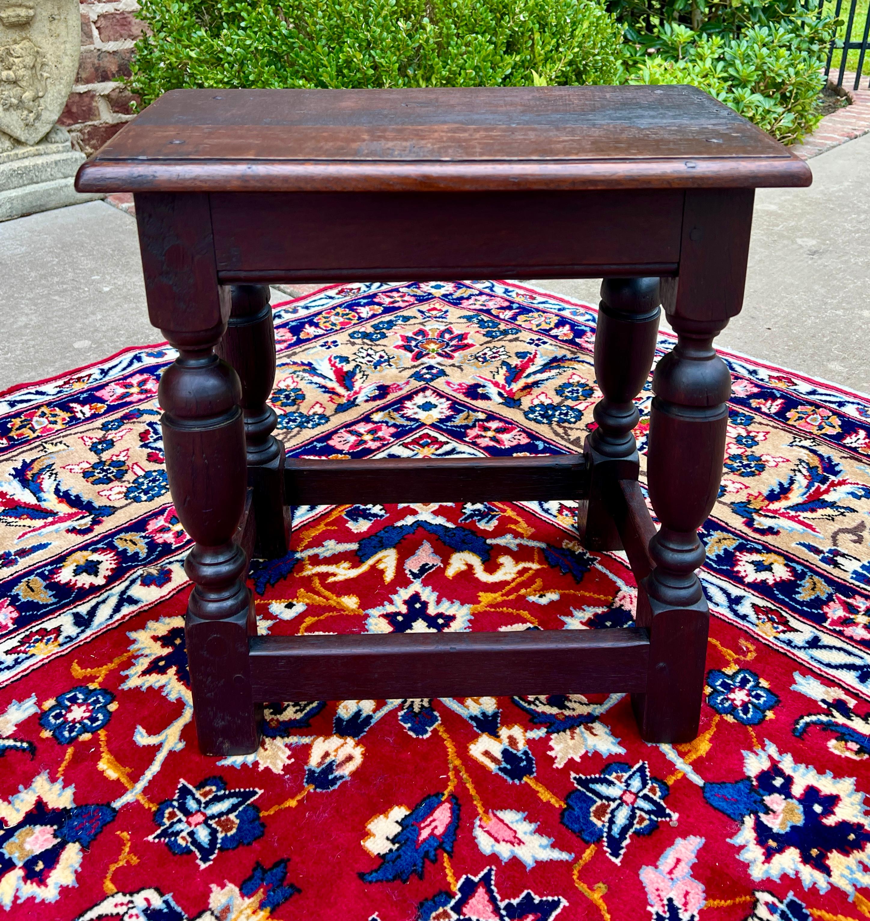 Ancien repose-pieds anglais ancien tabouret joint à pieds tournés en chêne piqué vers 1900 Bon état - En vente à Tyler, TX