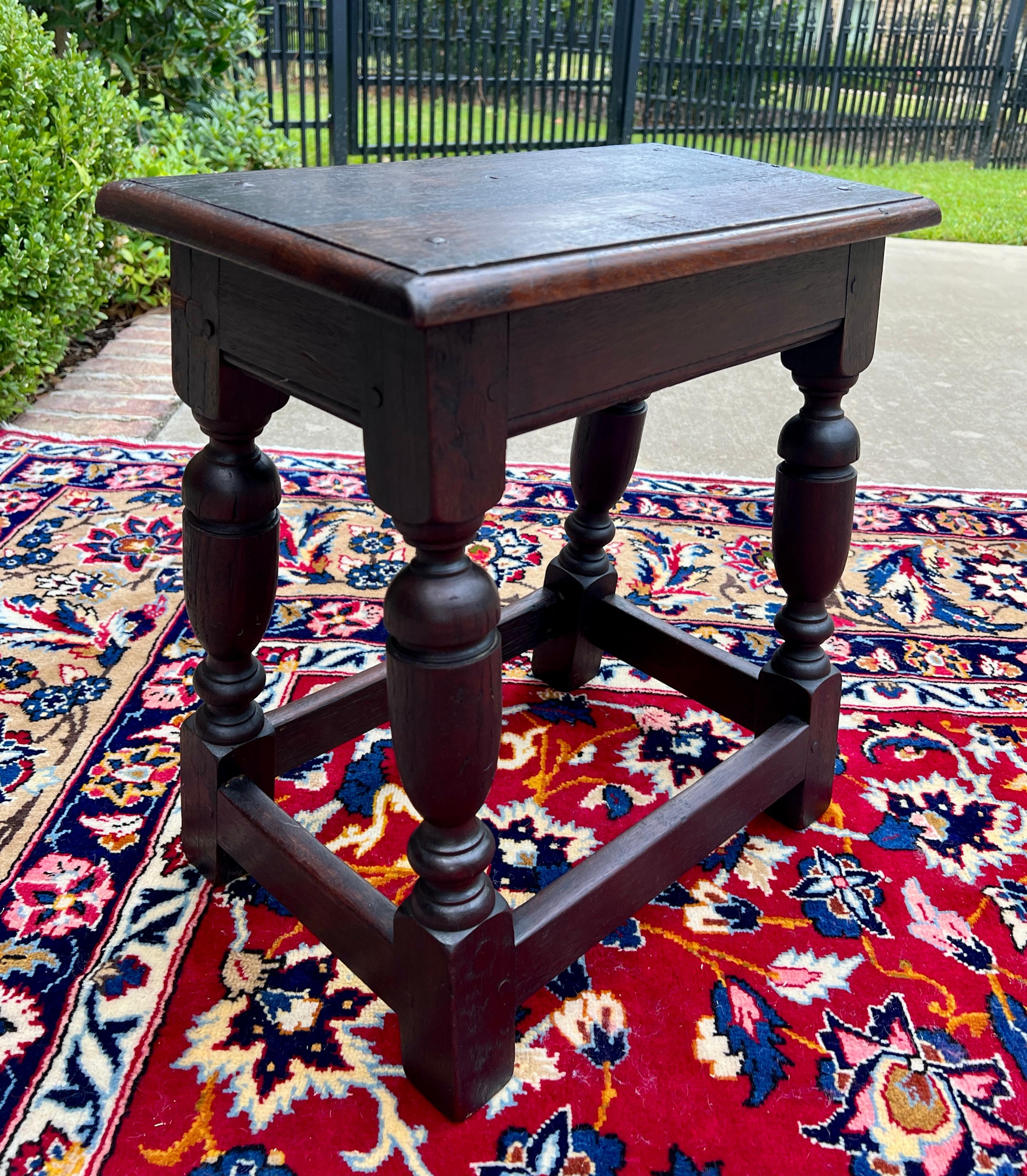 Chêne Ancien repose-pieds anglais ancien tabouret joint à pieds tournés en chêne piqué vers 1900 en vente