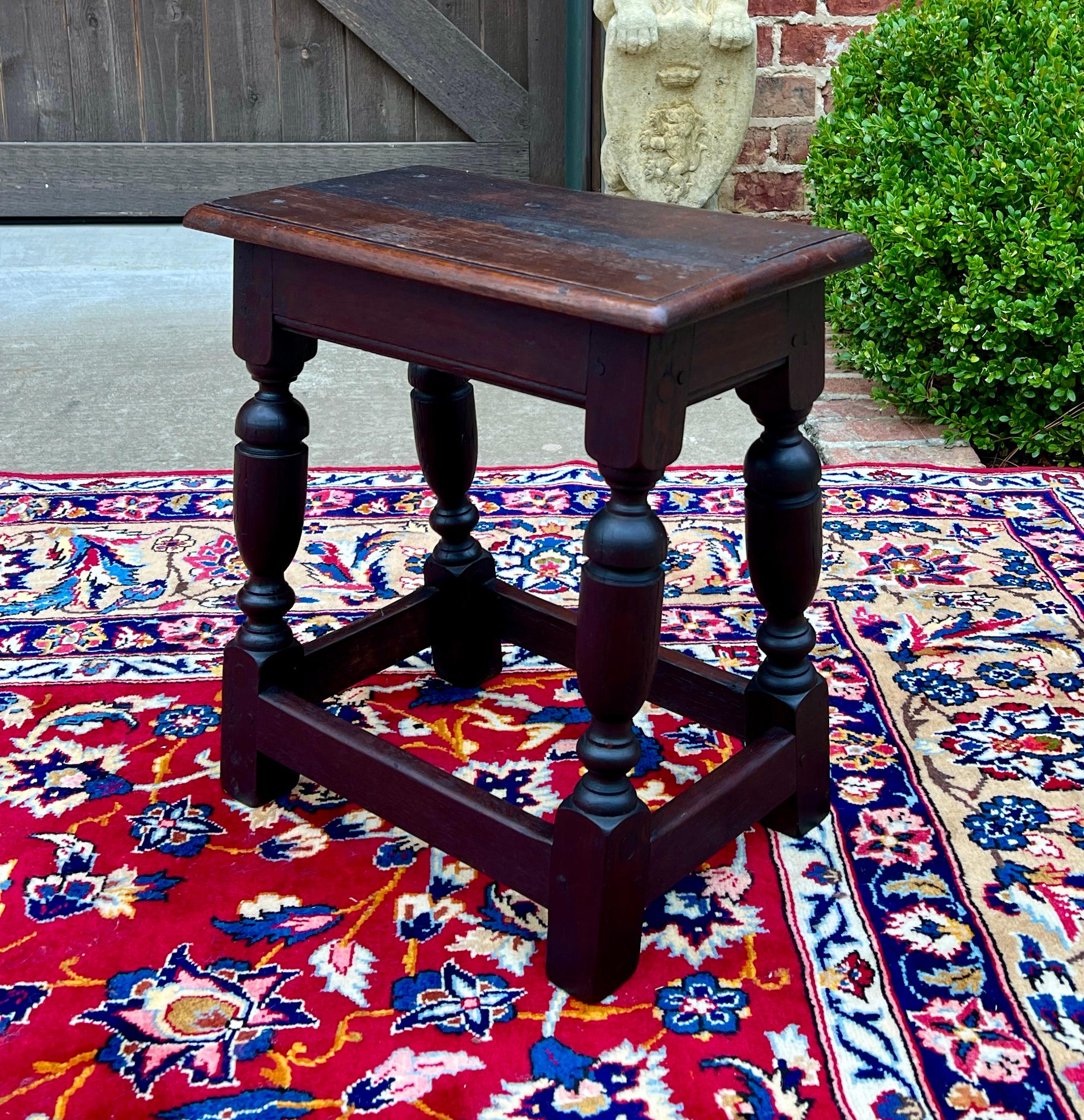 Ancien repose-pieds anglais ancien tabouret joint à pieds tournés en chêne piqué vers 1900 en vente 1