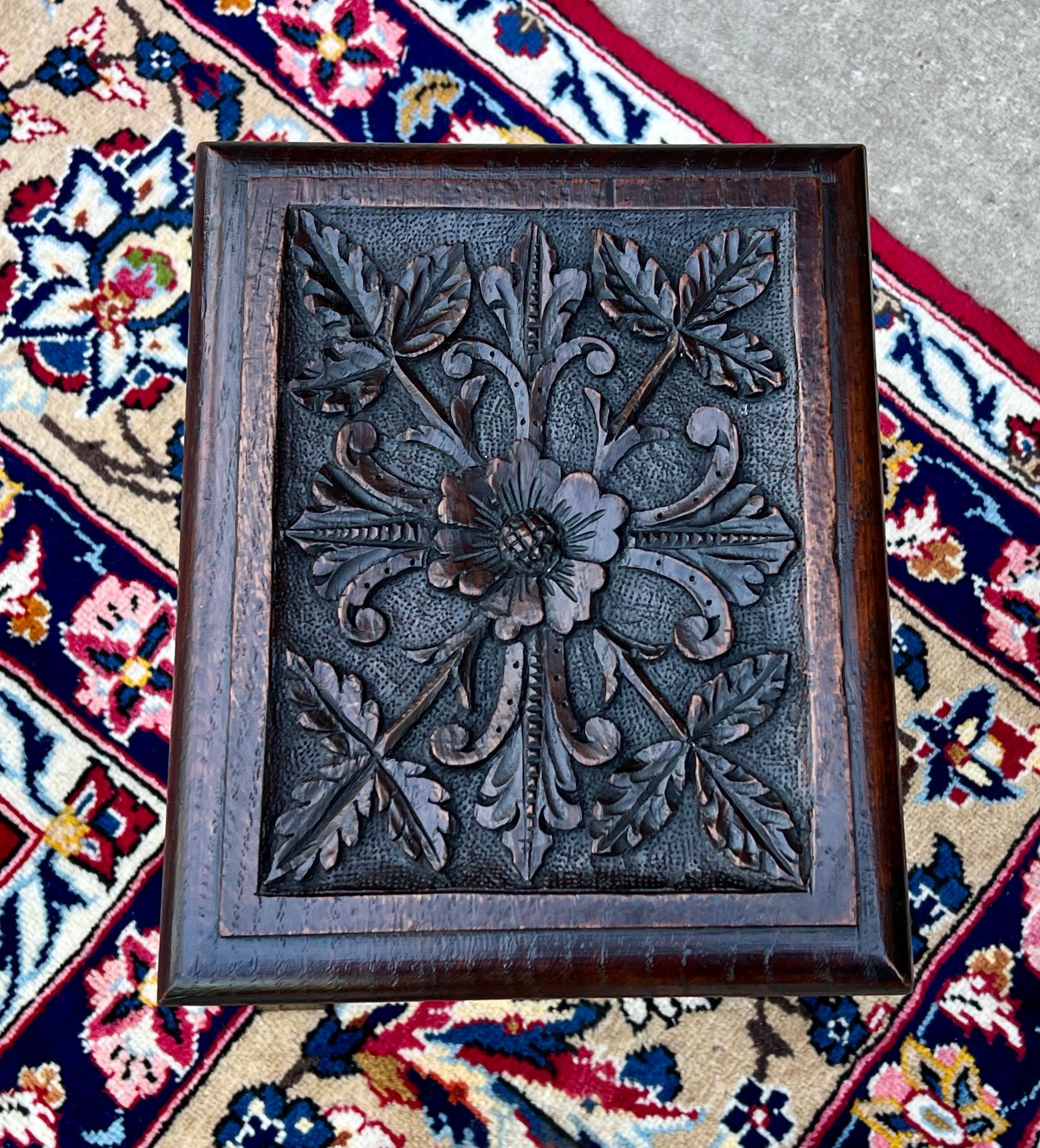 Antique English Footstool Bench Stool Carved Top Oak Rosette c. 1920s-30s In Good Condition In Tyler, TX