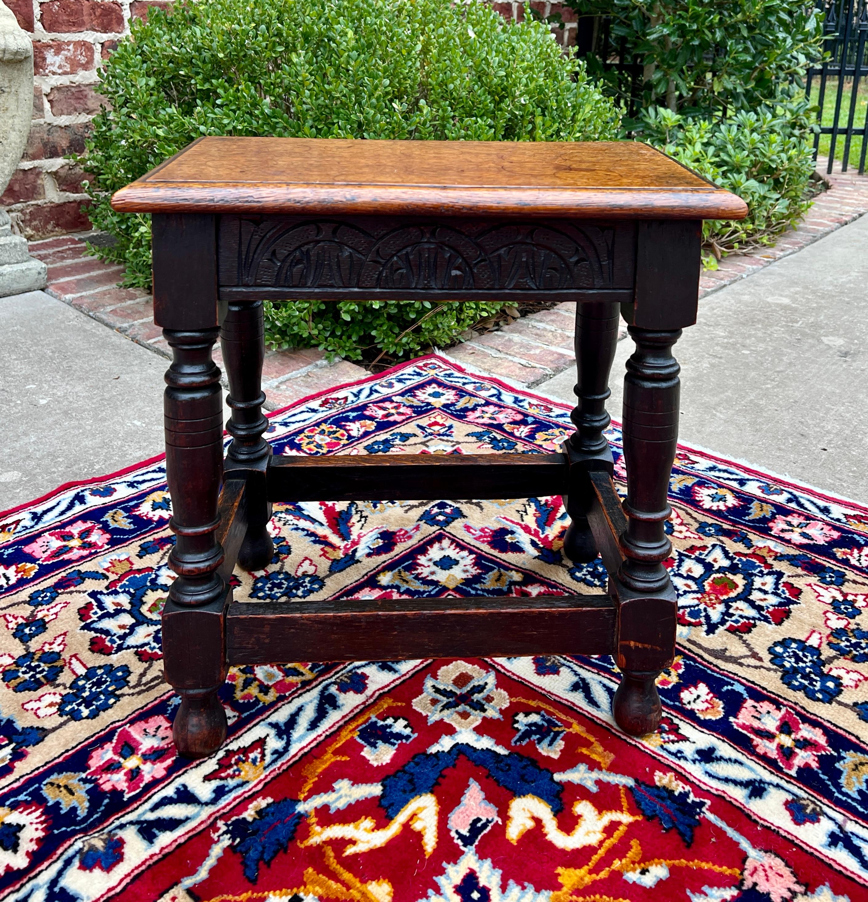 Charme Antiques sgabello in quercia intagliata sgabello poggiapiedi panca c.C. 1900

Classico stile britannico con gambe tornite con piedi a 
