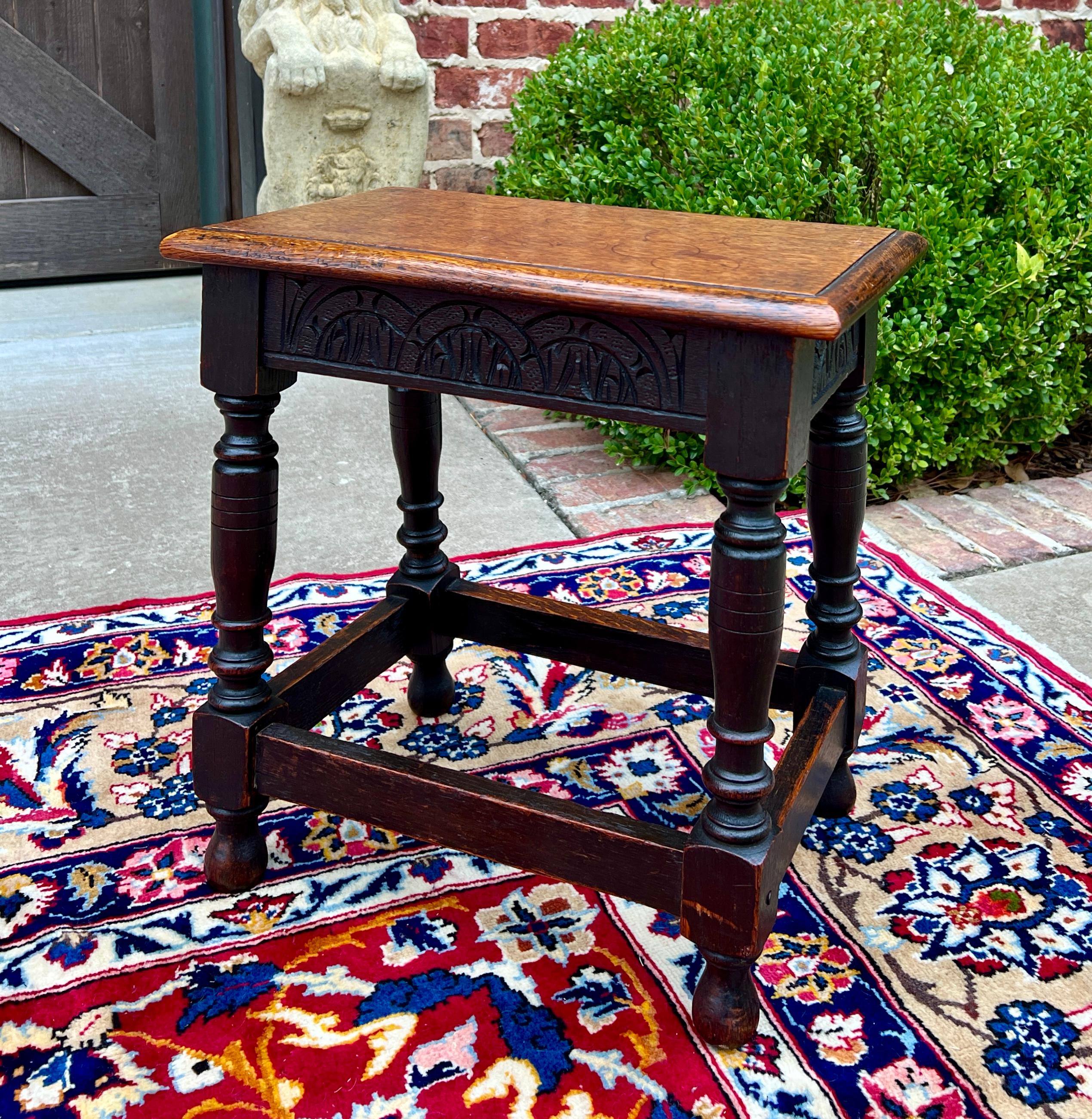 Intagliato Antico sgabello inglese Stool Bench Stool Joint Stool Gamba tornita intagliata Oak c.C. 1900 in vendita
