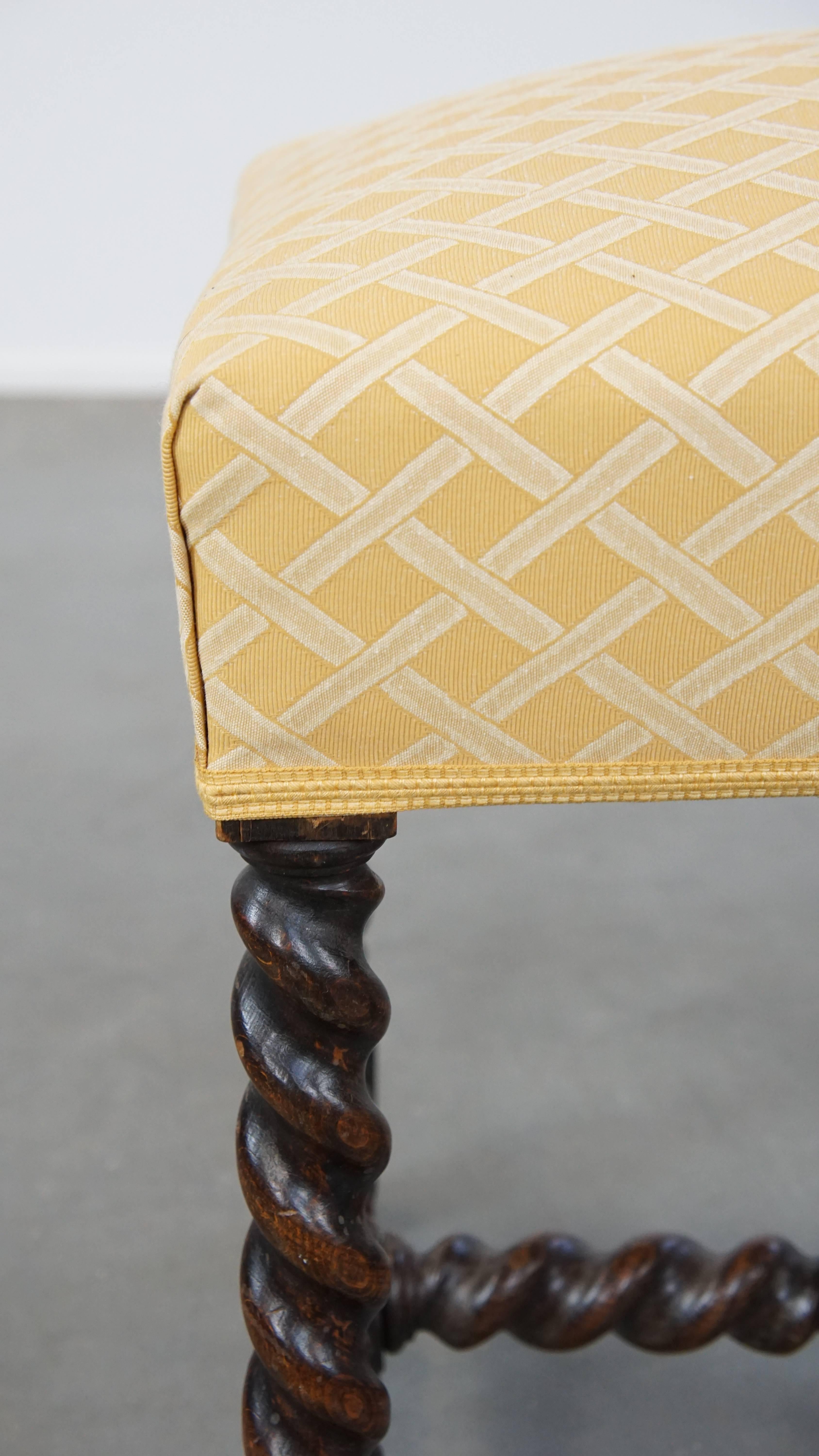Antique English Footstool/ Ottoman with Turned Legs from the 19th Century In Good Condition For Sale In Harderwijk, NL