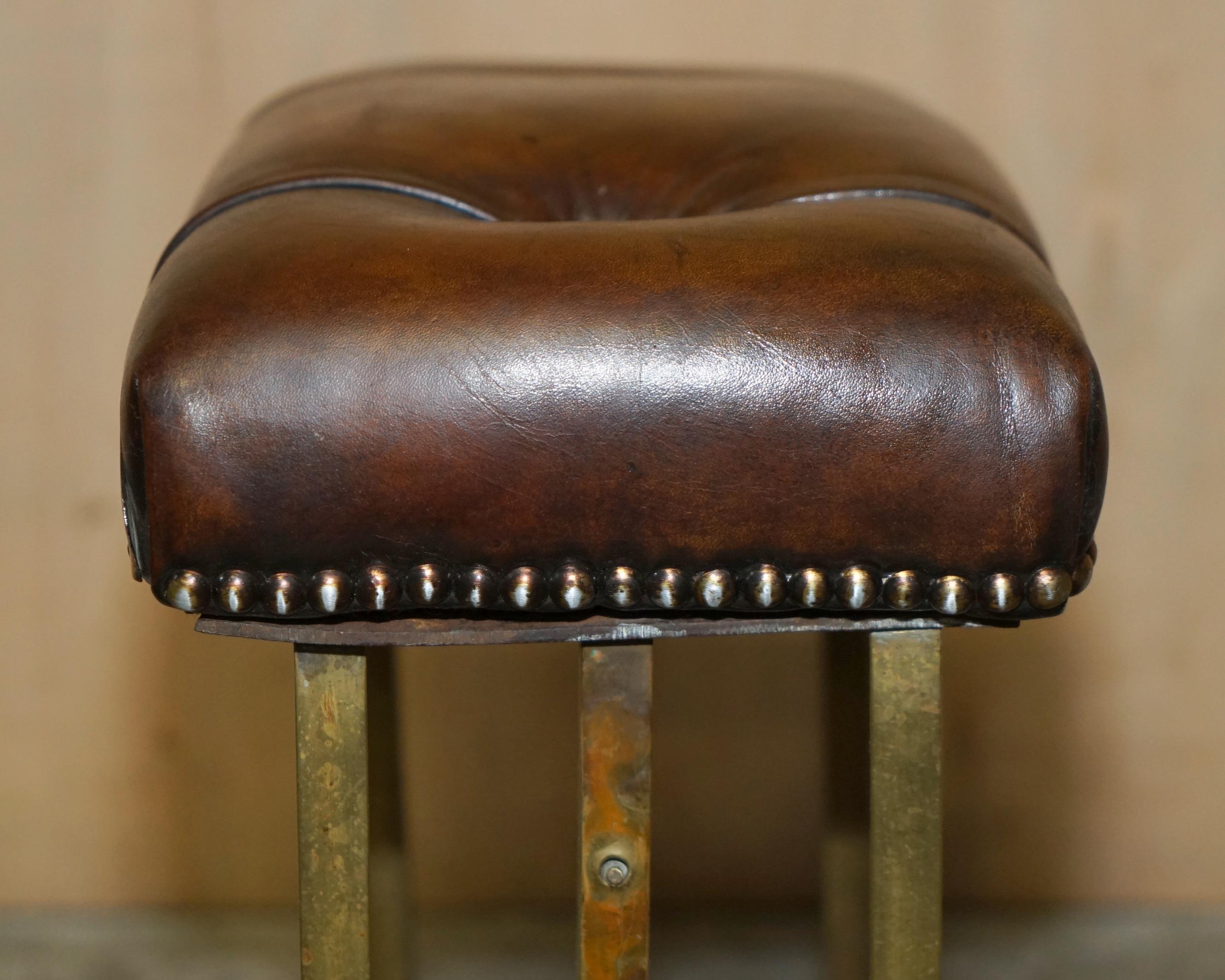 ANTIQUE ENGLiSH FULLY RESTORED CLUB FENDER WITH BROWN LEATHER CHESTERFIELD SEATS For Sale 5