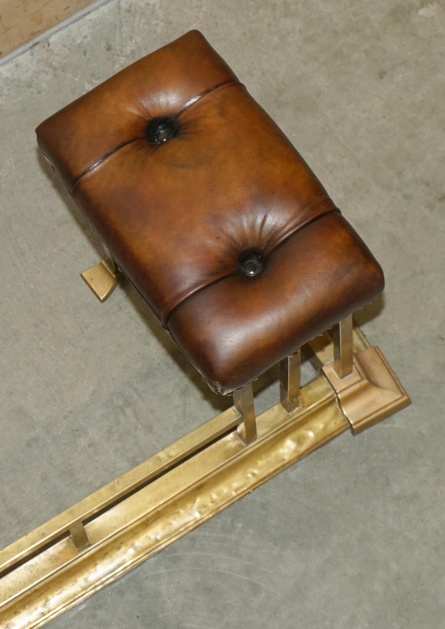 ANTIQUE ENGLiSH FULLY RESTORED CLUB FENDER WITH BROWN LEATHER CHESTERFIELD SEATS For Sale 9
