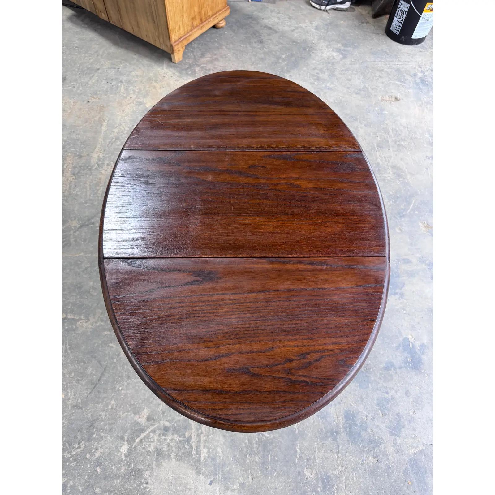 Lo splendido tavolo d'orzo inglese antico del XIX secolo! Il tavolo è realizzato in Oak e presenta un'incantevole finitura scura e una bella patina. Le gambe a spirale tornite aggiungono il tocco perfetto di eleganza e il design delle gambe a