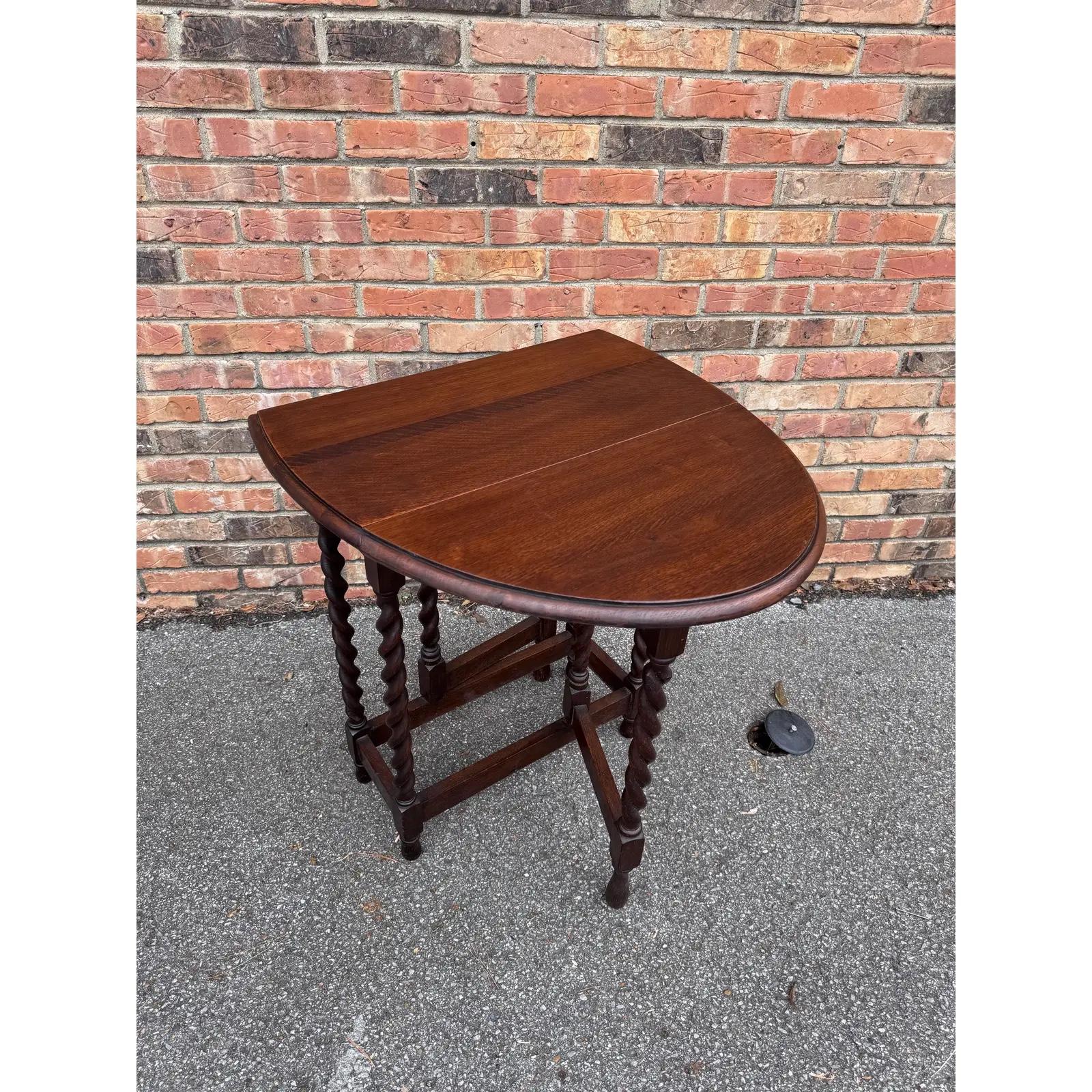 La magnifique table à torsion en orge anglaise du 19e siècle ! La table est fabriquée en chêne et présente une belle finition foncée et une belle patine. Les pieds tournés en spirale ajoutent la touche d'élégance parfaite, et la conception des pieds