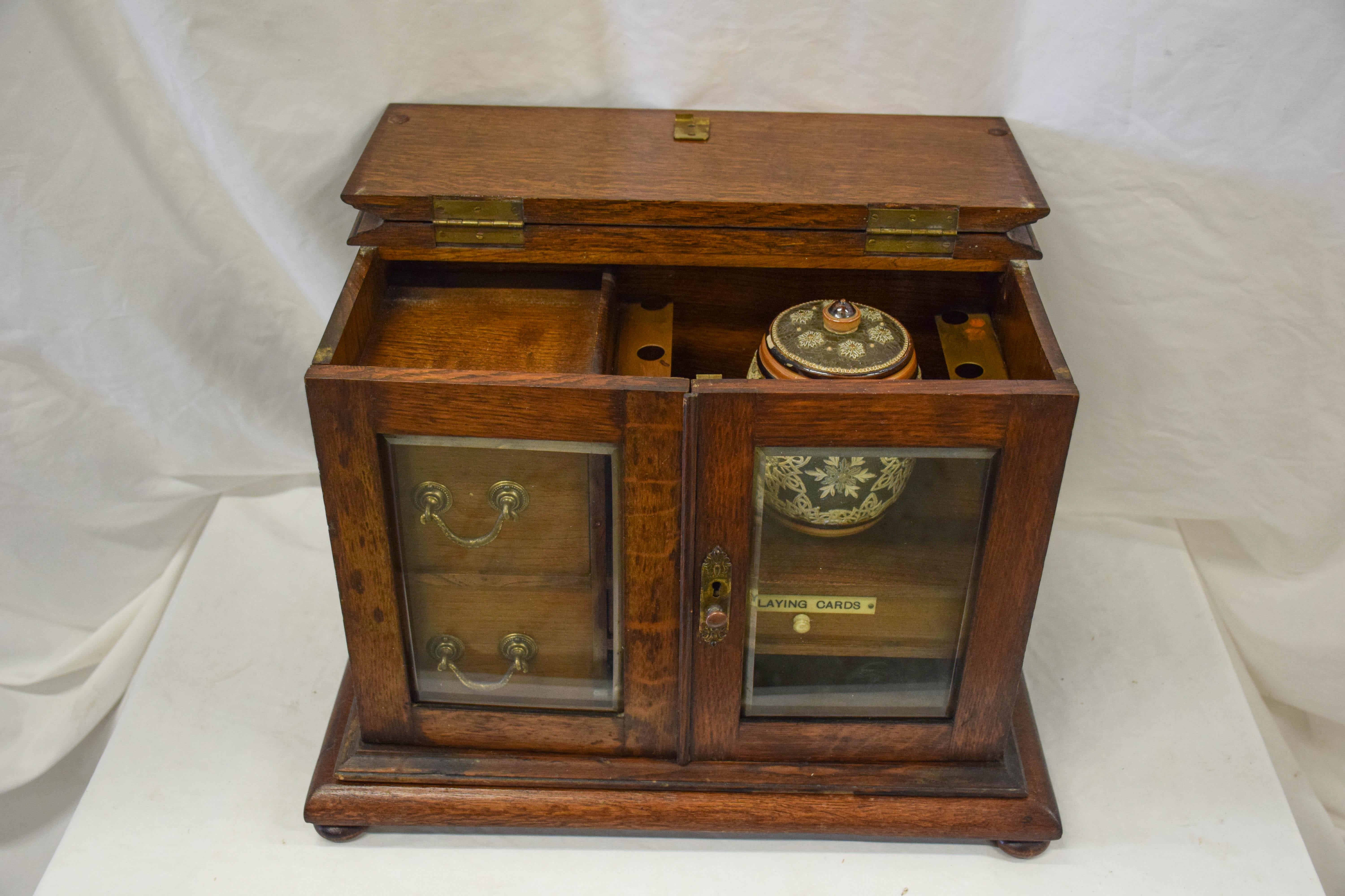 Antique English Gentleman's box with a decorative lidded jar for tobacco and a small drawer for playing cards. So handsome to be used as an accessory in an office or bar. Or simply a lovely decoration on a bookshelf.
Measures: 9 1/2