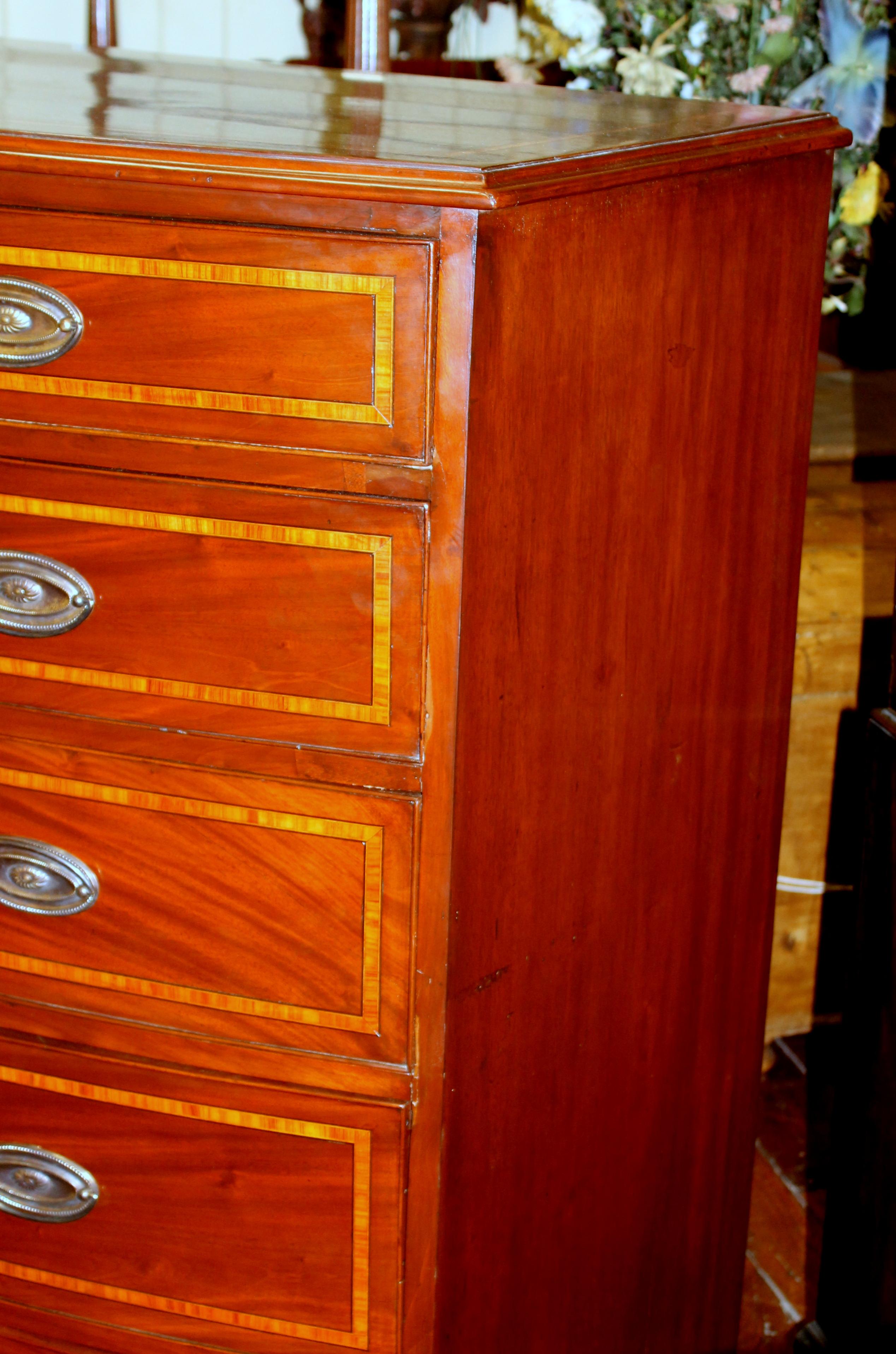 Antique English Geo. IV Tulipwood Inlaid Tall Figured Mahogany Bow-Front Chest In Good Condition In Charleston, SC