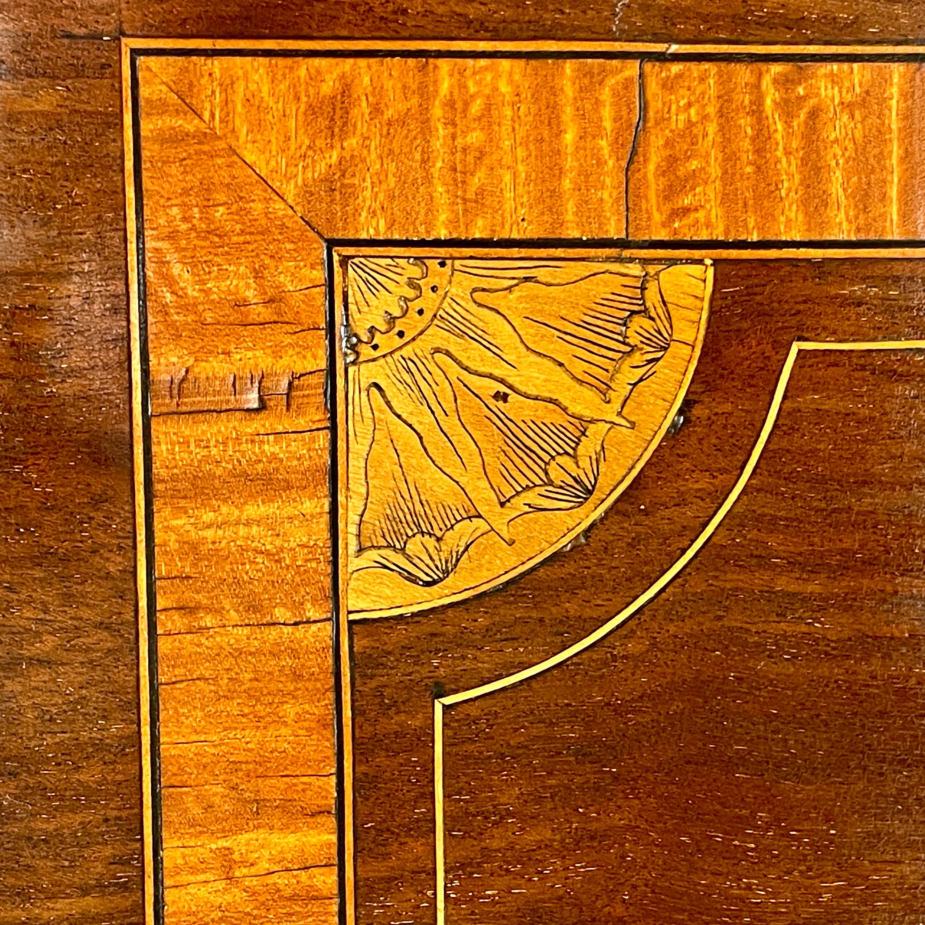 Antikes englisches Geo.III-Büro im Chipp.-Stil aus rotem Nussbaumholz mit Intarsien „Adam“ im Angebot 3
