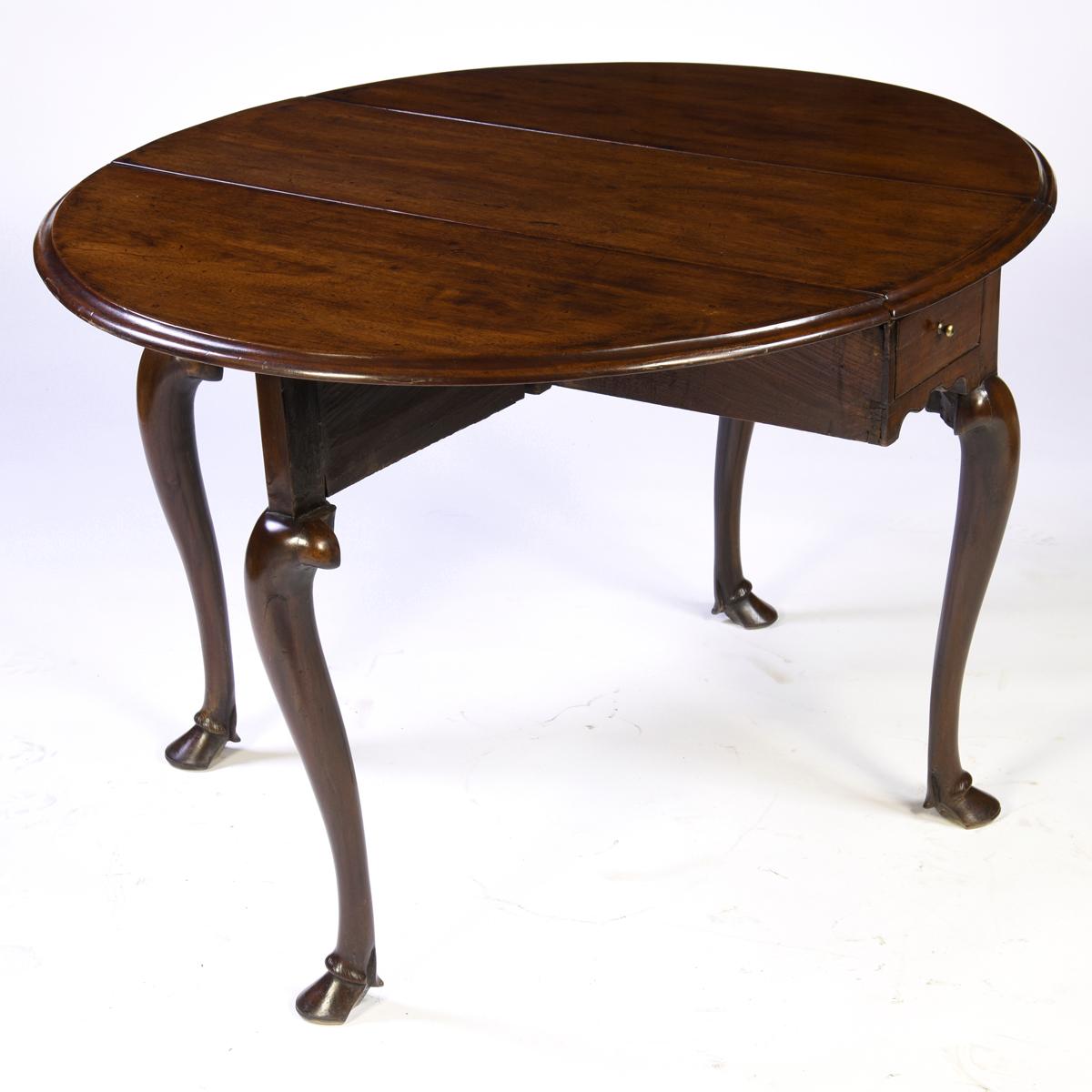 Hand-Crafted Antique English George II Drop-Leaf Table, circa 1740 For Sale