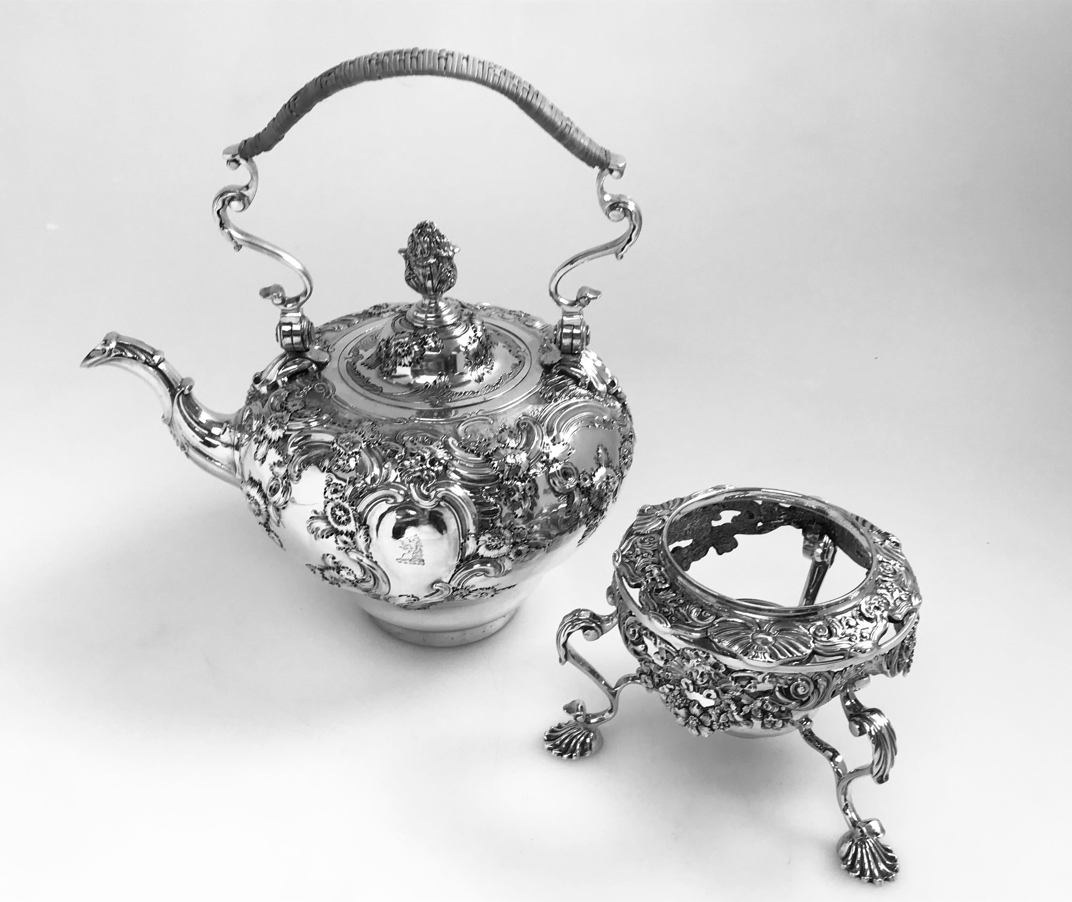 Bouilloire rococo anglaise ancienne sur pied en argent sterling de style George II en vente 7