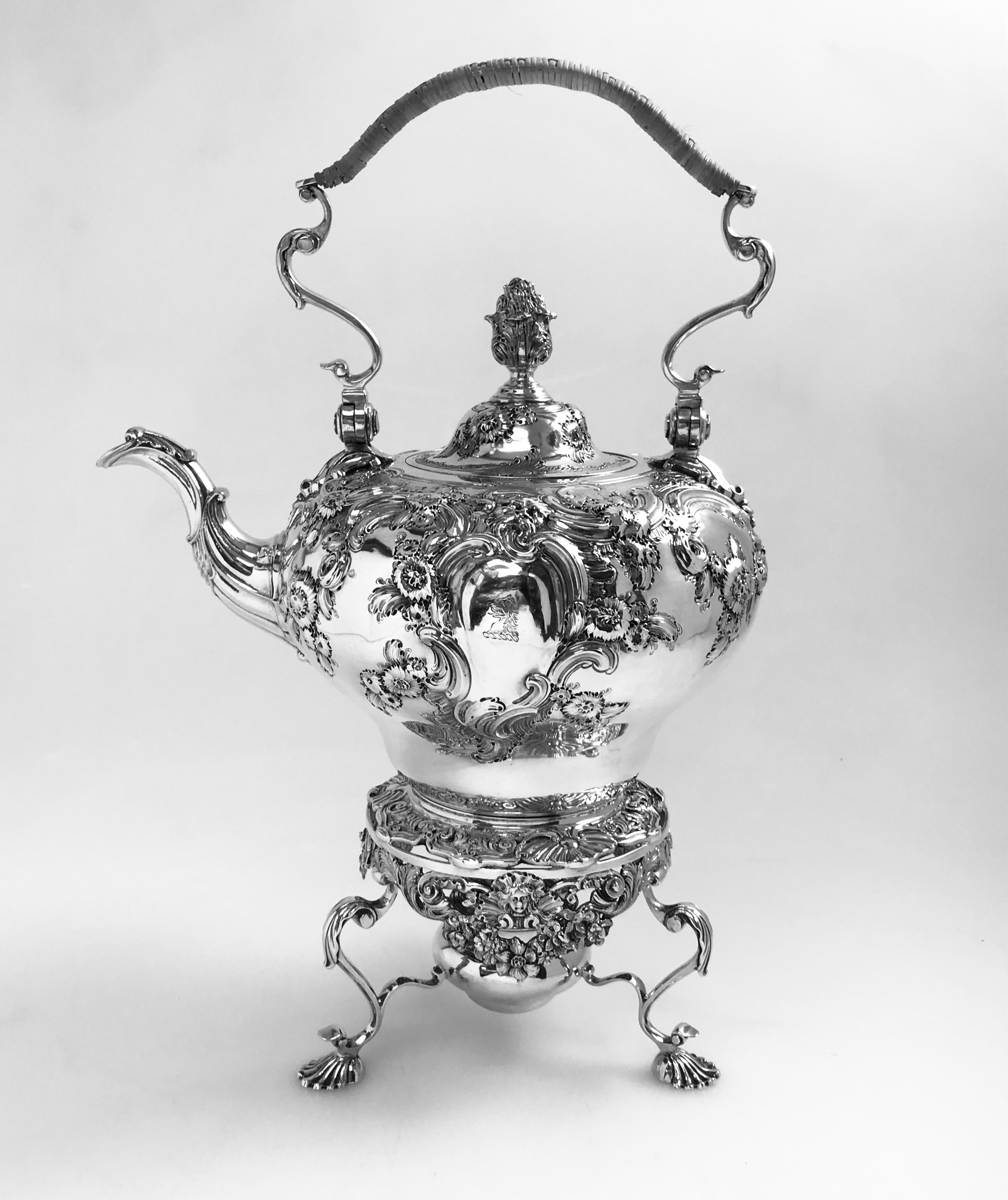 Rococò Antico bollitore rococò inglese di Giorgio II in argento sterling su supporto in vendita